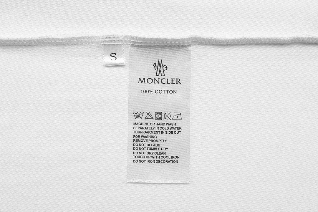 P150 Moncler 2026 official website new model Imported high-density heavy-duty embroidered letter logo Customized small armband Same style for men and women Short-sleeved T-shirt ·Customized 300g 100% double yarn pure cotton fabric ·Dyeing 32 double-strand threads ·Collar label, hangtag, main mark and three labels complete Color: White Size: XS S M L