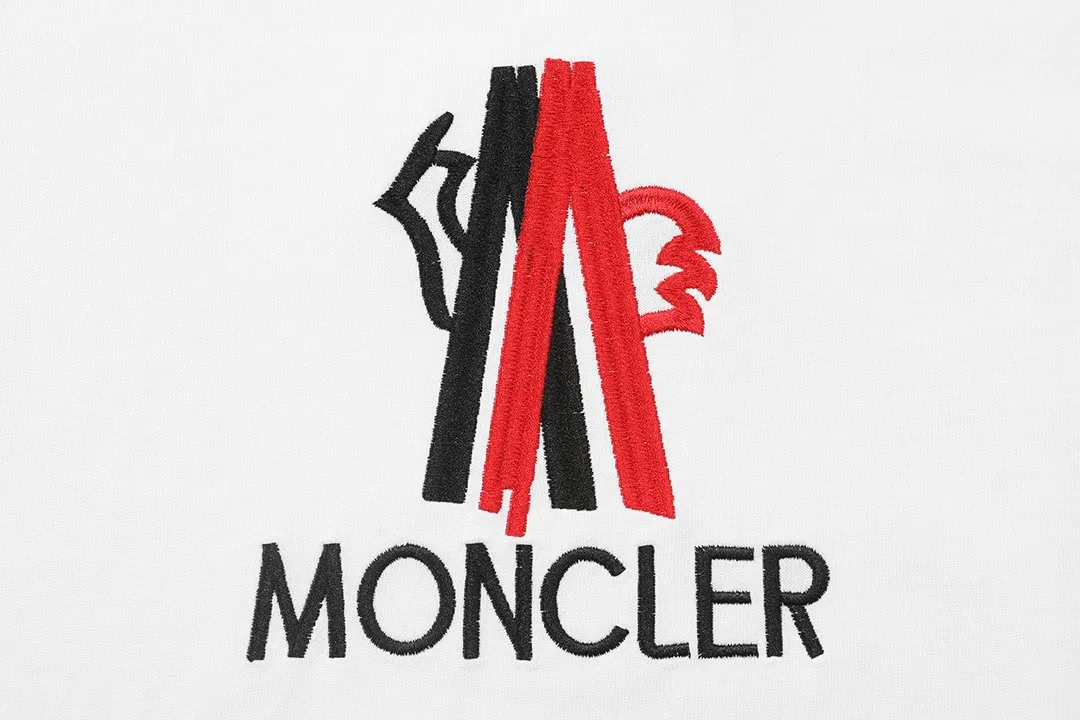P150 Moncler 2026 official website new model Imported high-density heavy-duty embroidered letter logo Customized small armband Same style for men and women Short-sleeved T-shirt ·Customized 300g 100% double yarn pure cotton fabric ·Dyeing 32 double-strand threads ·Collar label, hangtag, main mark and three labels complete Color: White Size: XS S M L