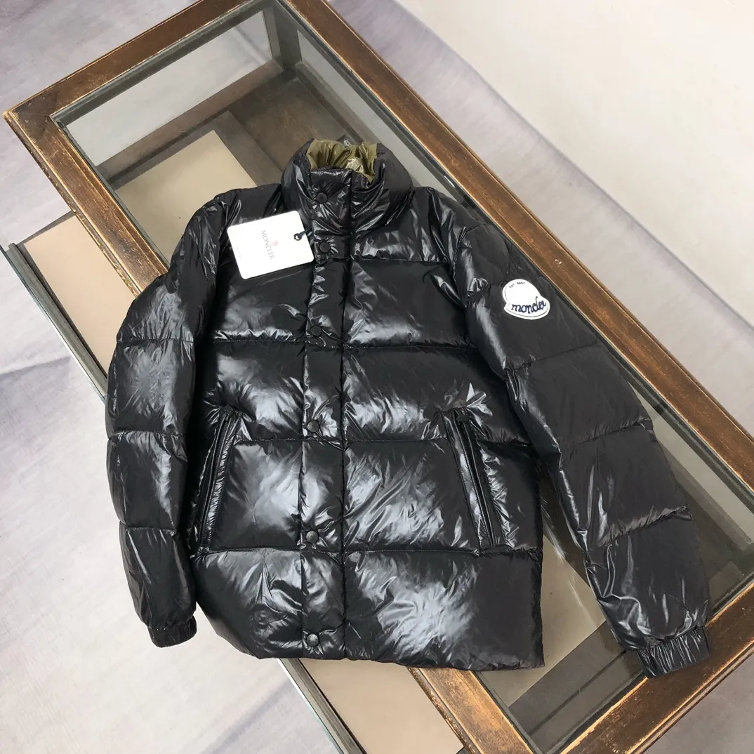 P840 🆕Moncler Tripiti 25 autumn and winter latest tripiti short down jacket for couples, made of functional shiny nylon fabric, comfortable and warm without being heavy. Chenille logo patch highlights the essence of the brand. Filled with 90% down, it is warm, comfortable and not bulky. The large squares form a bread suit pattern. Each square is evenly distributed, firmly locking the down and keeping your figure warm! Color: Black Green Size: 1-2-3-4-5 (M-3xl)