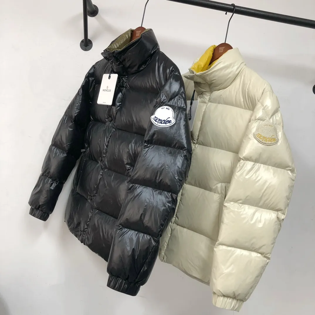 P840 🆕Moncler Tripiti 25 autumn and winter latest tripiti short down jacket for couples, made of functional shiny nylon fabric, comfortable and warm without being heavy. Chenille logo patch highlights the essence of the brand. Filled with 90% down, it is warm, comfortable and not bulky. The large squares form a bread suit pattern. Each square is evenly distributed, firmly locking the down and keeping your figure warm! Color: Black Green Size: 1-2-3-4-5 (M-3xl)