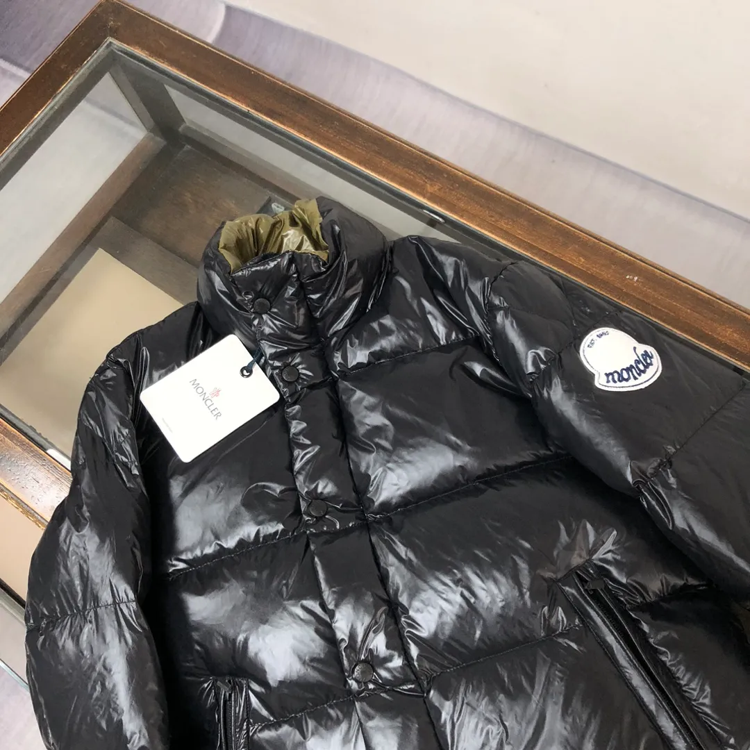 P840 🆕Moncler Tripiti 25 autumn and winter latest tripiti short down jacket for couples, made of functional shiny nylon fabric, comfortable and warm without being heavy. Chenille logo patch highlights the essence of the brand. Filled with 90% down, it is warm, comfortable and not bulky. The large squares form a bread suit pattern. Each square is evenly distributed, firmly locking the down and keeping your figure warm! Color: Black Green Size: 1-2-3-4-5 (M-3xl)
