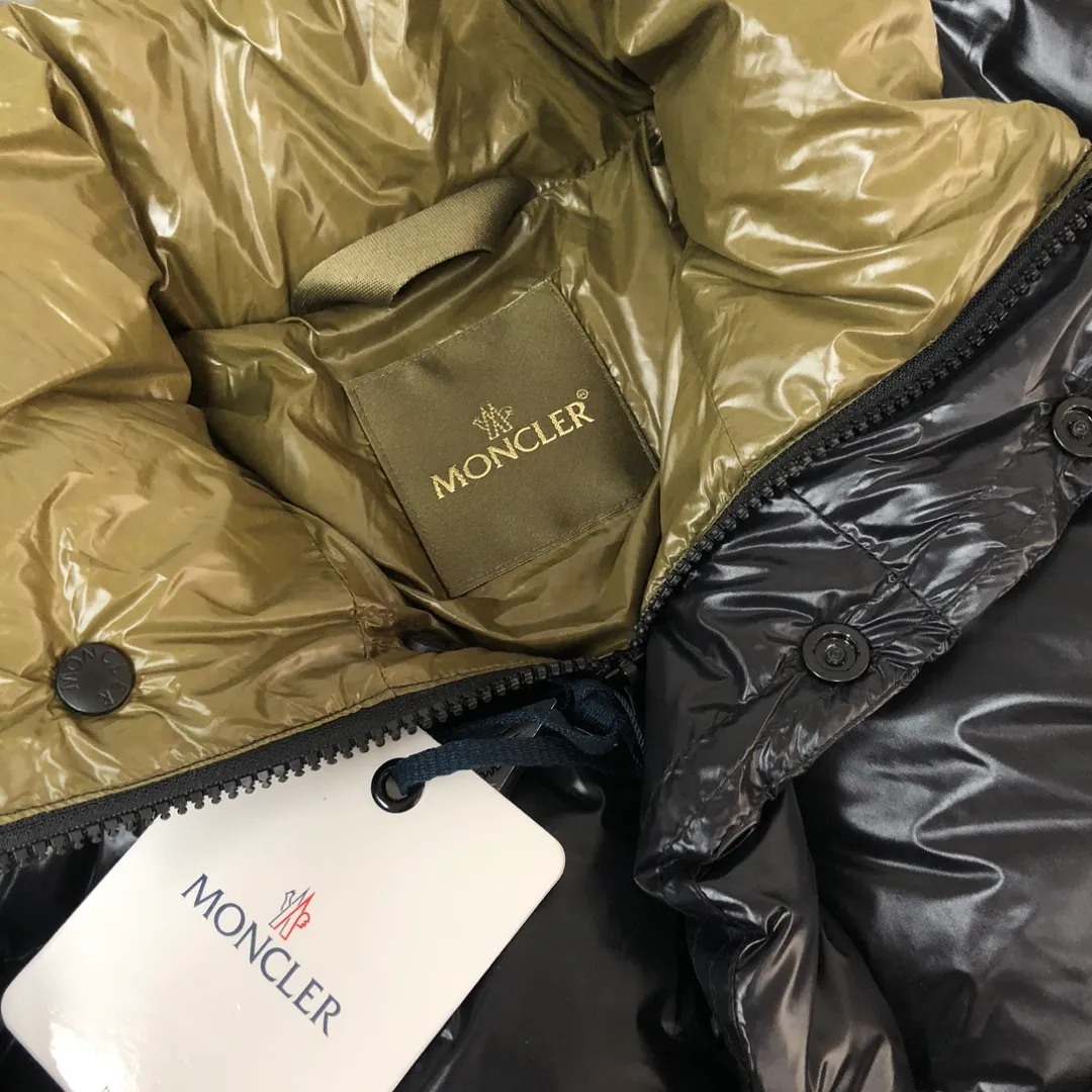P840 🆕Moncler Tripiti 25 autumn and winter latest tripiti short down jacket for couples, made of functional shiny nylon fabric, comfortable and warm without being heavy. Chenille logo patch highlights the essence of the brand. Filled with 90% down, it is warm, comfortable and not bulky. The large squares form a bread suit pattern. Each square is evenly distributed, firmly locking the down and keeping your figure warm! Color: Black Green Size: 1-2-3-4-5 (M-3xl)