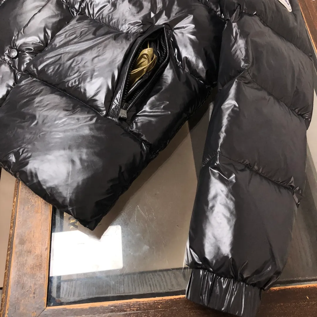 P840 🆕Moncler Tripiti 25 autumn and winter latest tripiti short down jacket for couples, made of functional shiny nylon fabric, comfortable and warm without being heavy. Chenille logo patch highlights the essence of the brand. Filled with 90% down, it is warm, comfortable and not bulky. The large squares form a bread suit pattern. Each square is evenly distributed, firmly locking the down and keeping your figure warm! Color: Black Green Size: 1-2-3-4-5 (M-3xl)