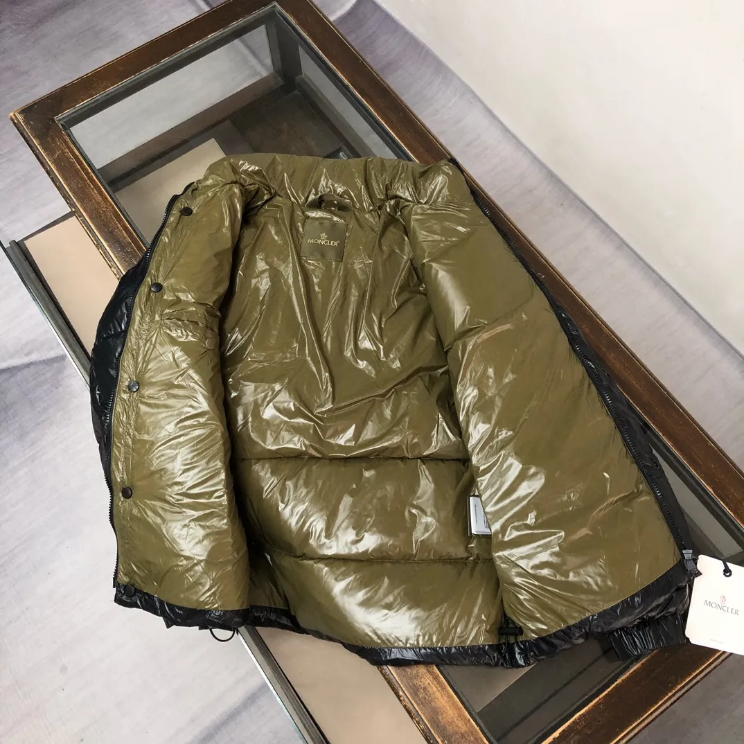 P840 🆕Moncler Tripiti 25 autumn and winter latest tripiti short down jacket for couples, made of functional shiny nylon fabric, comfortable and warm without being heavy. Chenille logo patch highlights the essence of the brand. Filled with 90% down, it is warm, comfortable and not bulky. The large squares form a bread suit pattern. Each square is evenly distributed, firmly locking the down and keeping your figure warm! Color: Black Green Size: 1-2-3-4-5 (M-3xl)