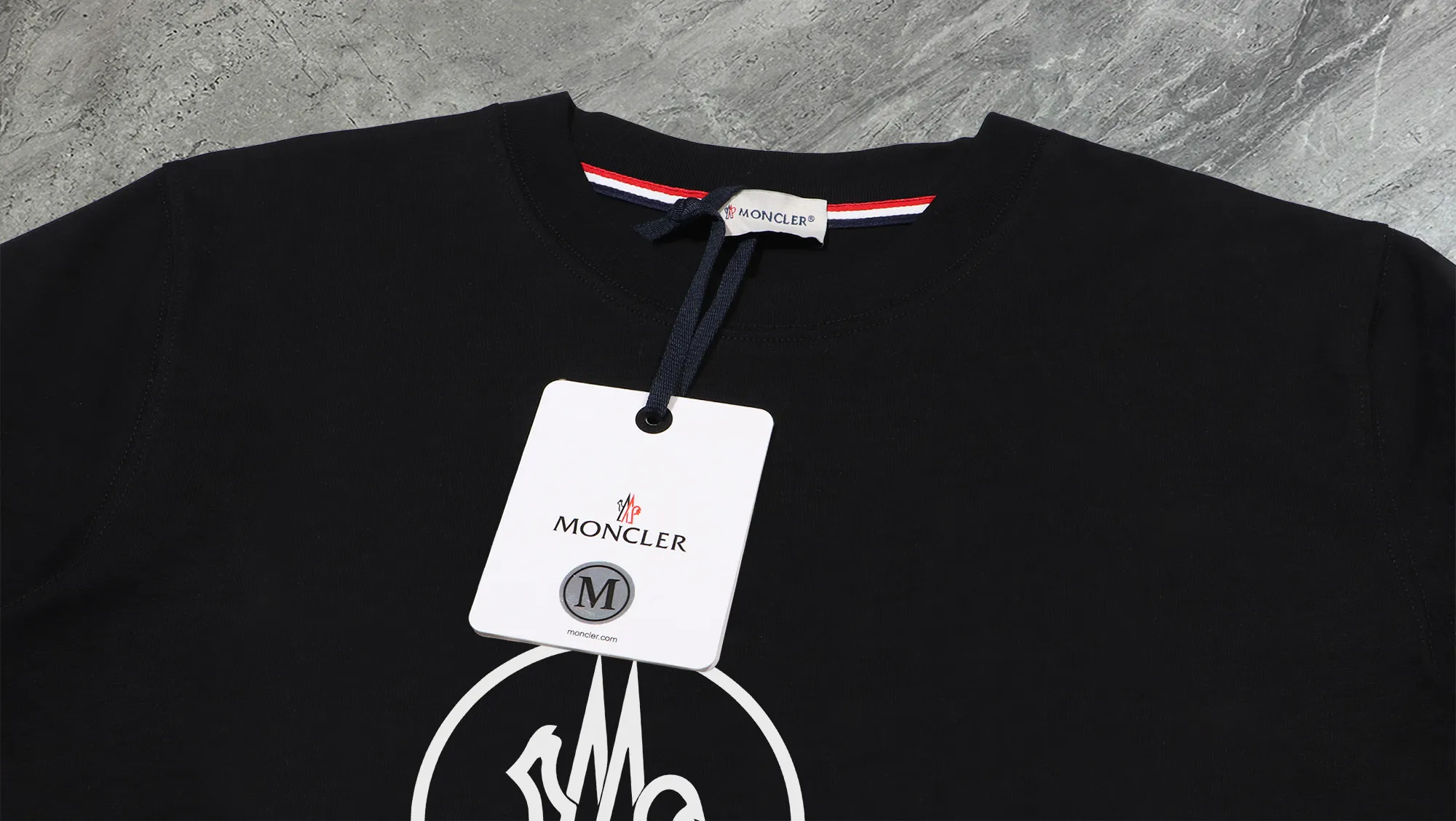 P140 💰Upgraded version "Mobile phone smart sensor ~ NFC chip armband ~ direct access to the official website for anti-counterfeiting" "Moncler ~ Mouth Mouth" 2025 new high-quality round neck short-sleeved T-shirt. The cuffs have imported embroidered labels. Customized dyeing, very comfortable to touch. Super versatile and good-looking short-sleeved. Complete with three labels. Non-market ordinary version. Feel free to compare. Quality is absolutely guaranteed! ‼ First of all, this original fabric is all custom-woven with 32-count double yarn fabric, 250G, and the weight is the same‼ Fine workmanship, double waistcoat method, double waistcoat method, double waistcoat method makes the whole dress more three-dimensional, which is not a craft that ordinary T-shirts can achieve🤪 Size: S-M-L-XL-2XL Color: black, white, apricot, same style for men and women