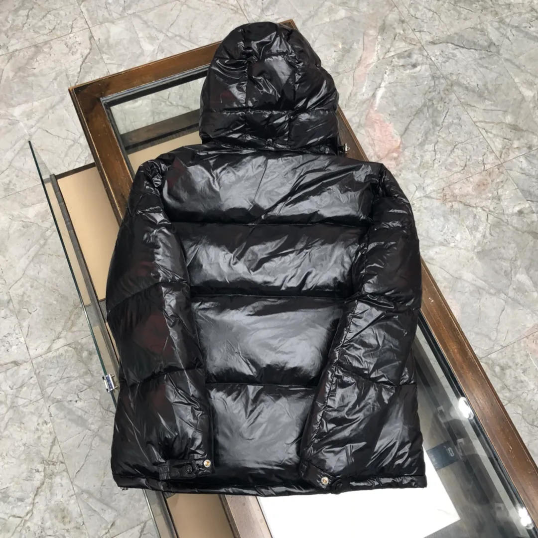 P700 💎Black💎 Moncler Men's Men's Men's Down Jacket is now in stock👏👏Available at Asian Men's Mouth Counters. The sleeves are equipped with windproof hand sleeves. The double-layer inner liner ensures the warmth of the clothes and prevents velvet running. The accessories, details and hardware are all in place. Black, white, military green, code number: 12345