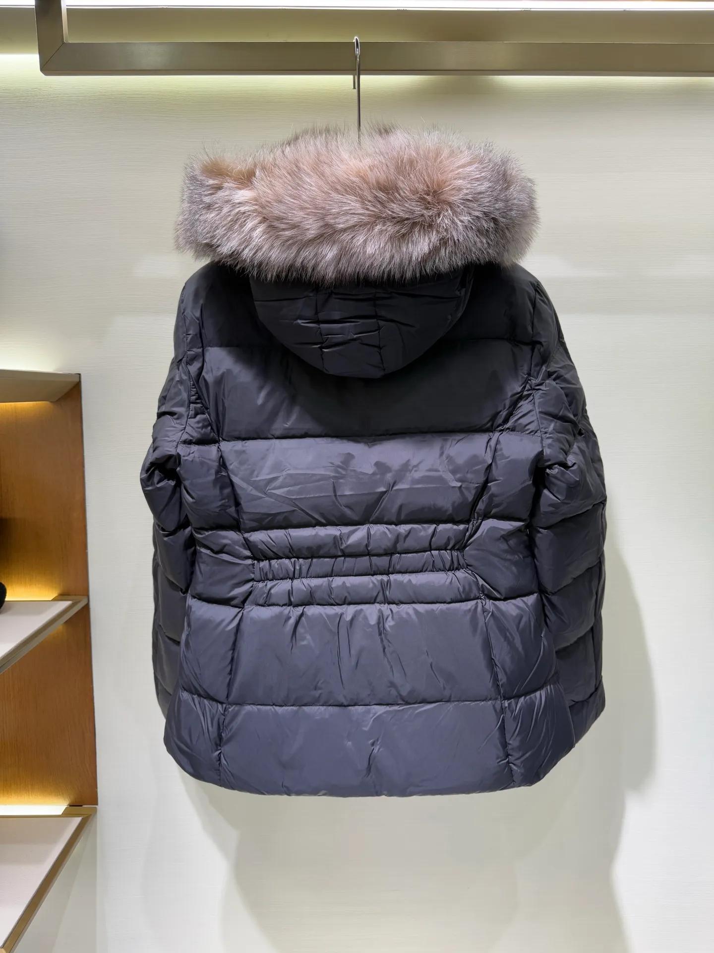 P1390 Moncler Men's Boed hooded short down jacket for women (available in two fur colors, black fur and gray fur) Boed women's down jacket is made of longue saison fabric, providing gorgeous warmth and care. The Boed down jacket features a feminine silhouette and a waist-cinching belt for a stylish winter look. Made from longve saison fabric, it has a hooded style and rich trimmings.  Fabric: Made of longue saison fabric, Longue saison lining, filled with down Craftsmanship: Hood with removable trim, zipper closure, zipper pockets Elastic waistband with snap closure Sizes: 1 2 3 4 5659010