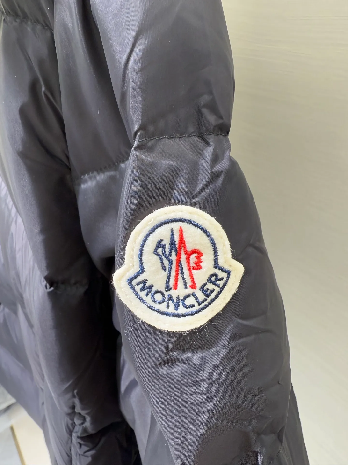 P1390 Moncler Men's Boed hooded short down jacket for women (available in two fur colors, black fur and gray fur) Boed women's down jacket is made of longue saison fabric, providing gorgeous warmth and care. The Boed down jacket features a feminine silhouette and a waist-cinching belt for a stylish winter look. Made from longve saison fabric, it has a hooded style and rich trimmings.  Fabric: Made of longue saison fabric, Longue saison lining, filled with down Craftsmanship: Hood with removable trim, zipper closure, zipper pockets Elastic waistband with snap closure Sizes: 1 2 3 4 5659010