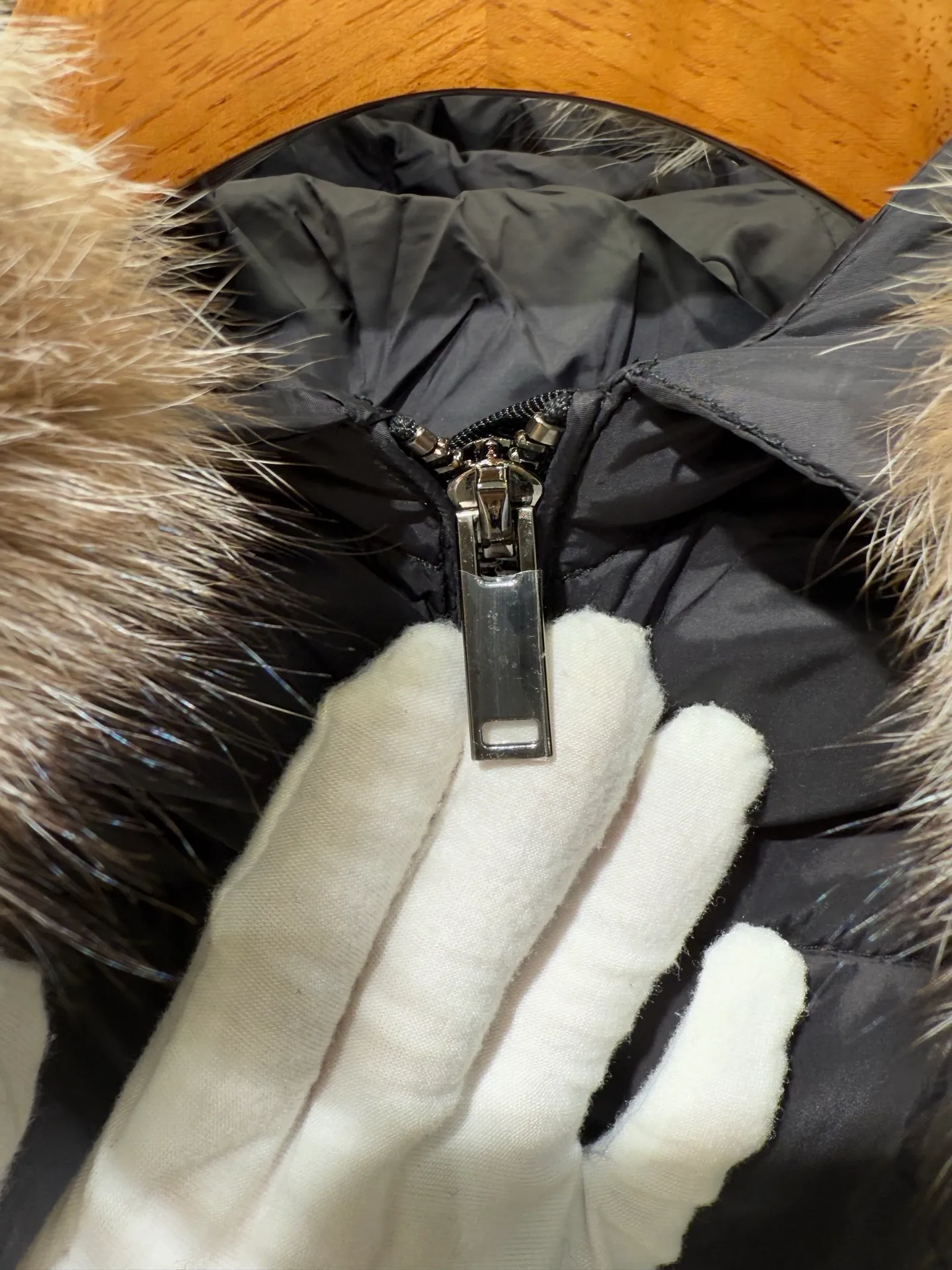 P1390 Moncler Men's Boed hooded short down jacket for women (available in two fur colors, black fur and gray fur) Boed women's down jacket is made of longue saison fabric, providing gorgeous warmth and care. The Boed down jacket features a feminine silhouette and a waist-cinching belt for a stylish winter look. Made from longve saison fabric, it has a hooded style and rich trimmings.  Fabric: Made of longue saison fabric, Longue saison lining, filled with down Craftsmanship: Hood with removable trim, zipper closure, zipper pockets Elastic waistband with snap closure Sizes: 1 2 3 4 5659010