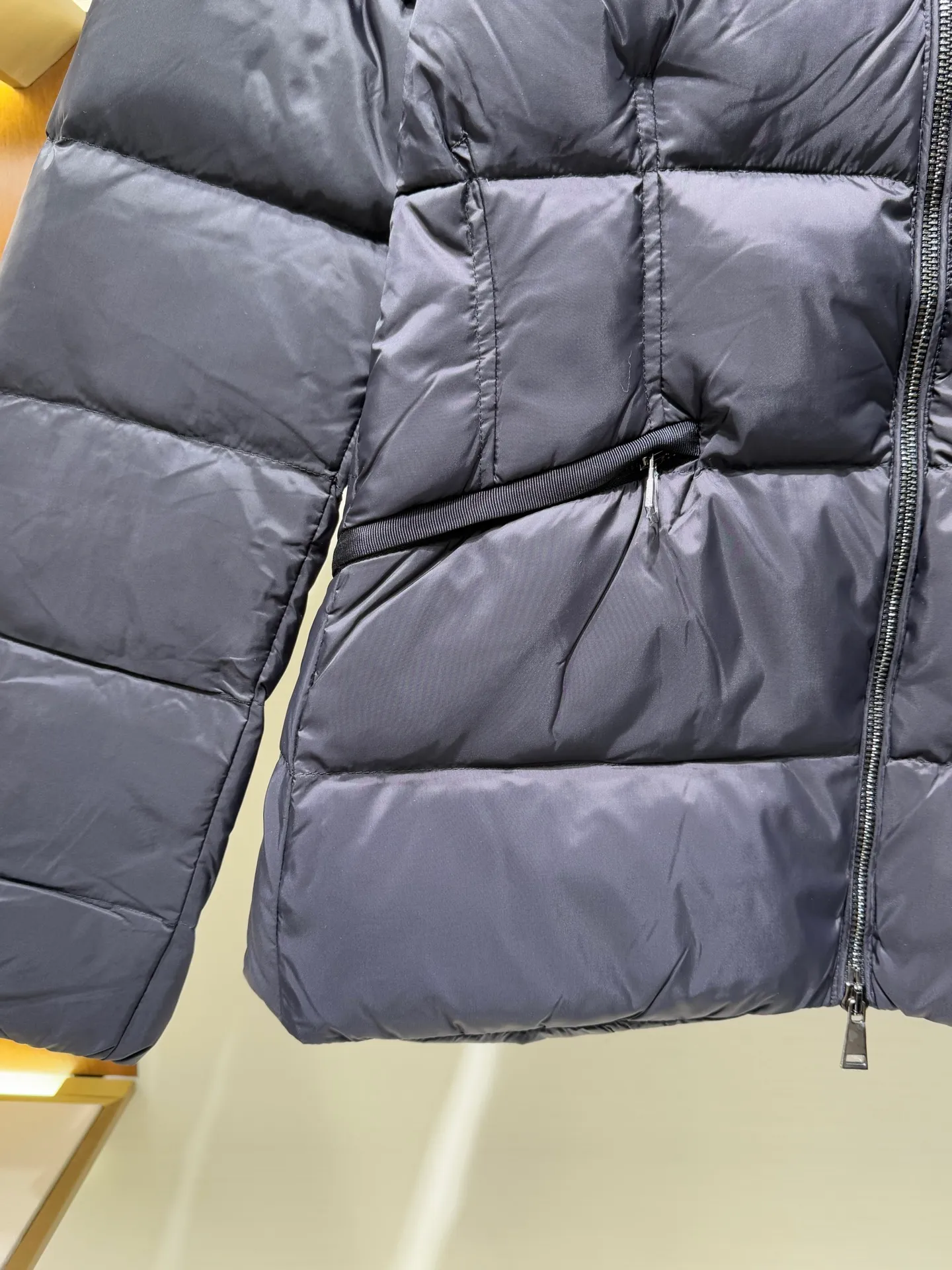 P1390 Moncler Men's Boed hooded short down jacket for women (available in two fur colors, black fur and gray fur) Boed women's down jacket is made of longue saison fabric, providing gorgeous warmth and care. The Boed down jacket features a feminine silhouette and a waist-cinching belt for a stylish winter look. Made from longve saison fabric, it has a hooded style and rich trimmings.  Fabric: Made of longue saison fabric, Longue saison lining, filled with down Craftsmanship: Hood with removable trim, zipper closure, zipper pockets Elastic waistband with snap closure Sizes: 1 2 3 4 5659010