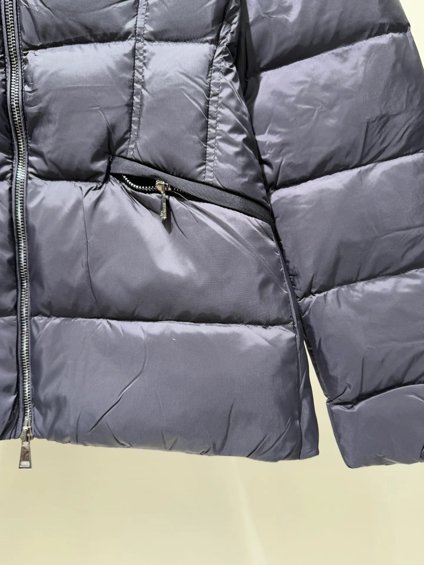 P1390 Moncler Men's Boed hooded short down jacket for women (available in two fur colors, black fur and gray fur) Boed women's down jacket is made of longue saison fabric, providing gorgeous warmth and care. The Boed down jacket features a feminine silhouette and a waist-cinching belt for a stylish winter look. Made from longve saison fabric, it has a hooded style and rich trimmings.  Fabric: Made of longue saison fabric, Longue saison lining, filled with down Craftsmanship: Hood with removable trim, zipper closure, zipper pockets Elastic waistband with snap closure Sizes: 1 2 3 4 5659010