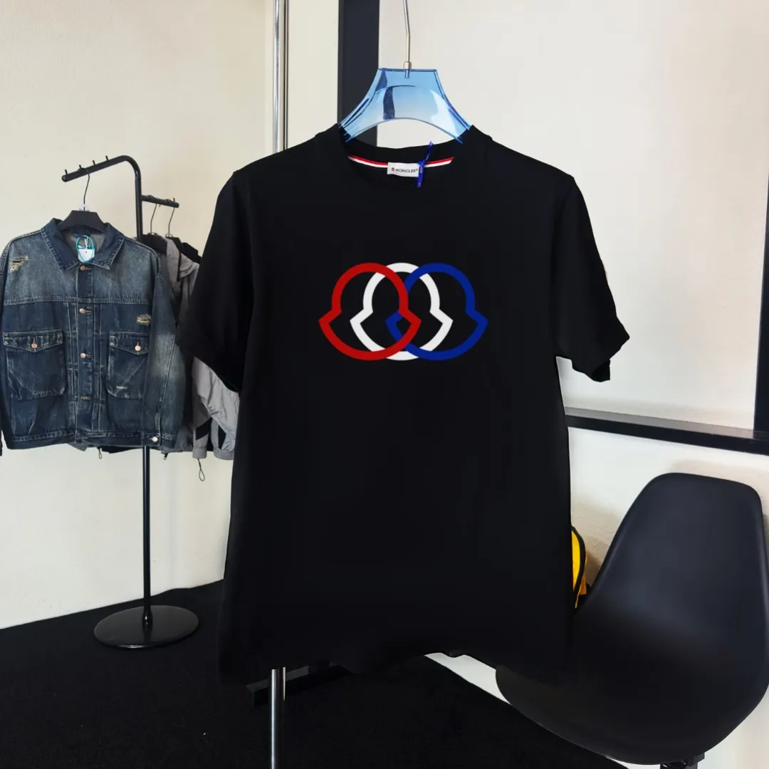 P140 Upgraded version "Mobile phone smart sensor ~ NFC chip armband ~ Direct access to the official website for anti-counterfeiting" "Moncler ~ Mouth Mouth" 2025 new high-quality round neck short-sleeved T-shirt. The cuffs have imported embroidered labels. Customized dyeing, very comfortable to touch. Super versatile and good-looking short-sleeved. Complete with three labels. Non-market ordinary version. Feel free to compare. Quality is absolutely guaranteed! ‼ First of all, this original fabric is all custom-woven with 32-count double yarn fabric, 250G, and the weight is the same‼ Fine workmanship, double waistcoat method, double waistcoat method, double waistcoat method makes the whole dress more three-dimensional, which is not a craft that ordinary T-shirts can achieve🤪 Size: S-M-L-XL-2XL Color: black, white, apricot, same style for men and women