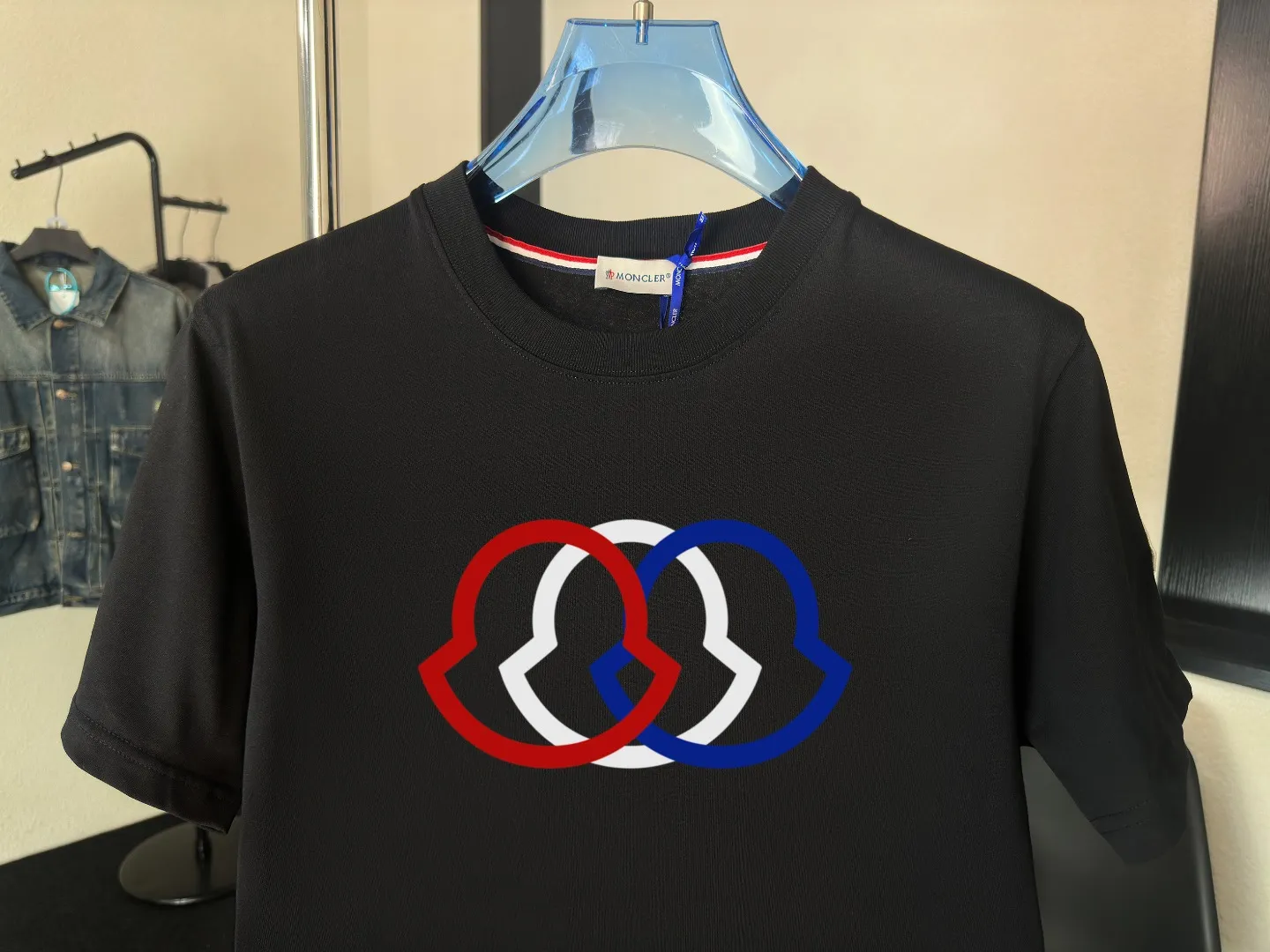 P140 Upgraded version "Mobile phone smart sensor ~ NFC chip armband ~ Direct access to the official website for anti-counterfeiting" "Moncler ~ Mouth Mouth" 2025 new high-quality round neck short-sleeved T-shirt. The cuffs have imported embroidered labels. Customized dyeing, very comfortable to touch. Super versatile and good-looking short-sleeved. Complete with three labels. Non-market ordinary version. Feel free to compare. Quality is absolutely guaranteed! ‼ First of all, this original fabric is all custom-woven with 32-count double yarn fabric, 250G, and the weight is the same‼ Fine workmanship, double waistcoat method, double waistcoat method, double waistcoat method makes the whole dress more three-dimensional, which is not a craft that ordinary T-shirts can achieve🤪 Size: S-M-L-XL-2XL Color: black, white, apricot, same style for men and women