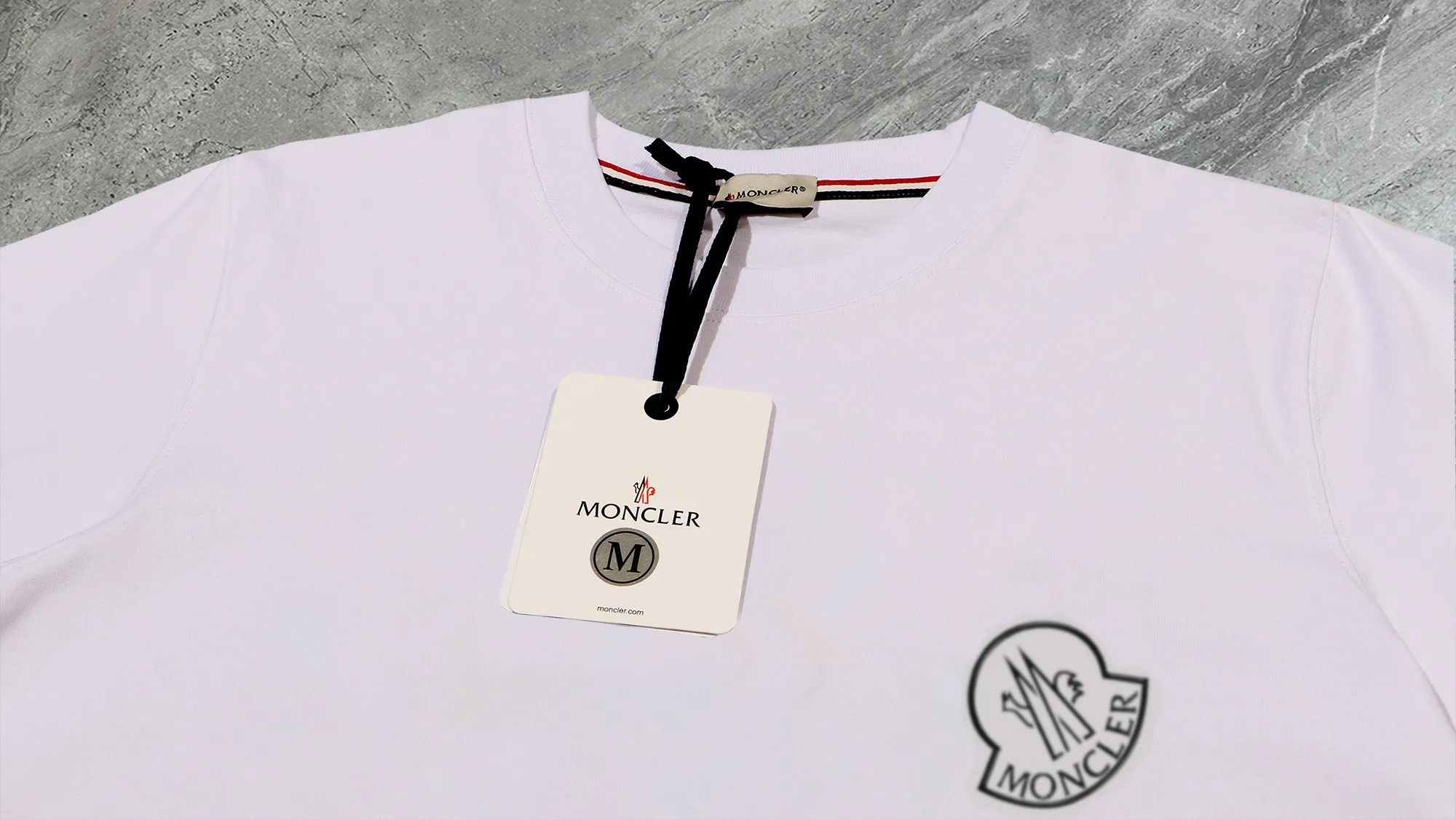 P210 High-version sweatshirt) [Long-term stock] 〖𝐌𝐎𝐍𝐂𝐋𝐄𝐑~Mask〗 Made of 440g heavy-weight fabric. It is different from the market currency. It can be matched with any variety and is properly handsome. 😎The whole dress is made of double waistcoats. The double waistcoats make the whole dress more three-dimensional. Not ordinary factories can do such fine work. 2025 Spring runway version of the T stage, on sale at the counter, round neck terry sweatshirt, high-end double-strand pure cotton, custom-made stretch ribs, dyed in the same vat, complete with three standards, matched with exquisite embroidered LOGO on the chest, simple and advanced, same style for men and women. Color: black, apricot, white, size: S M L XL 2XL