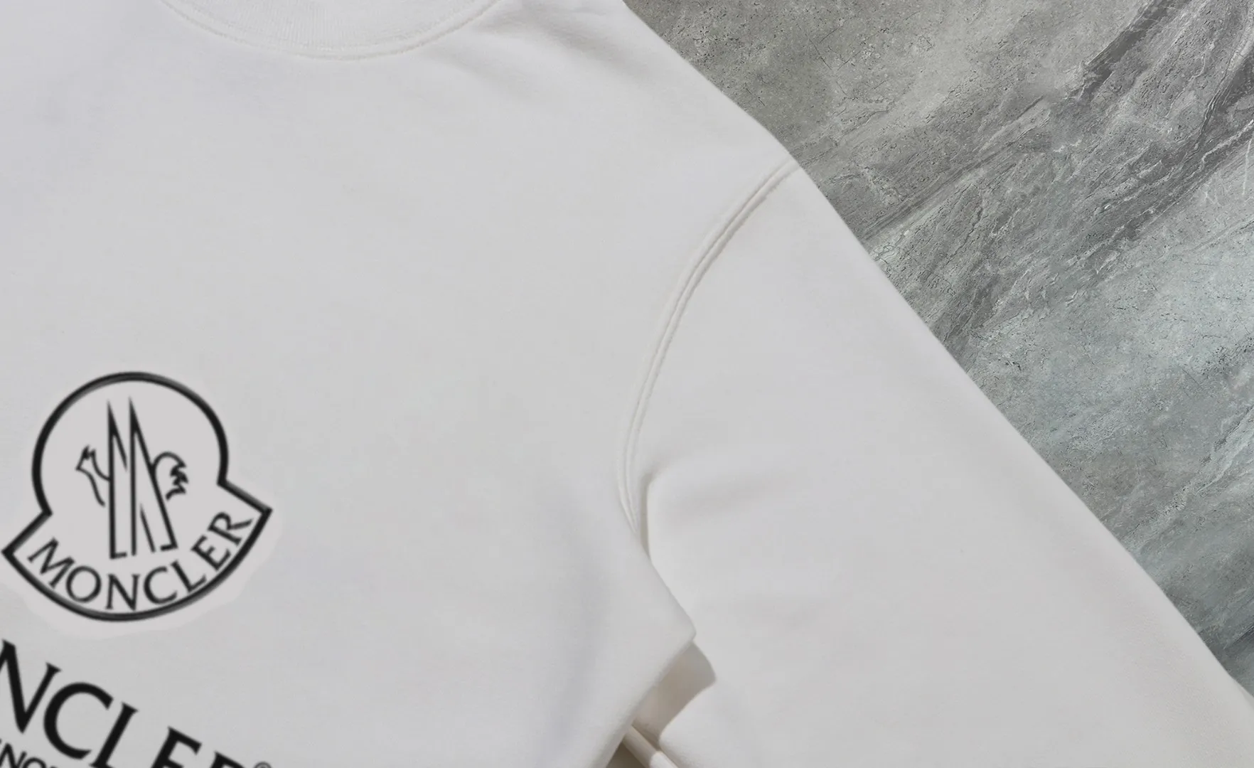 P210 High-version sweatshirt) [Long-term stock] 〖𝐌𝐎𝐍𝐂𝐋𝐄𝐑~Mask〗 Made of 440g heavy-weight fabric. It is different from the market currency. It can be matched with any variety and is properly handsome. 😎The whole dress is made of double waistcoats. The double waistcoats make the whole dress more three-dimensional. Not ordinary factories can do such fine work. 2025 Spring runway version of the T stage, on sale at the counter, round neck terry sweatshirt, high-end double-strand pure cotton, custom-made stretch ribs, dyed in the same vat, complete with three standards, matched with exquisite embroidered LOGO on the chest, simple and advanced, same style for men and women. Color: black, apricot, white, size: S M L XL 2XL