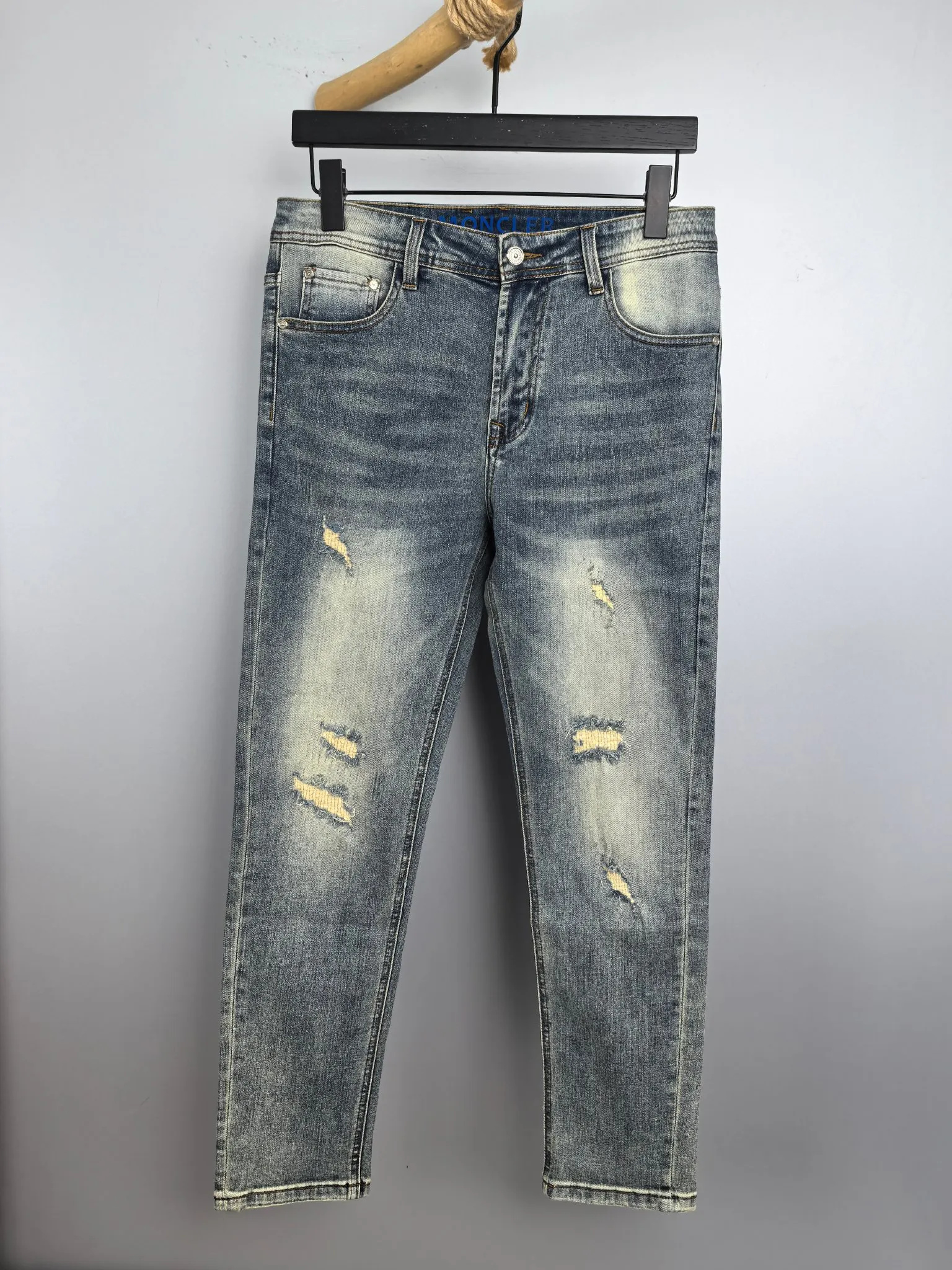 P440 MONCLER Men's fashionable and trendy large hem jeans, perfect for official album and poster wear!  High-grade imported denim raw-color fabrics are supplied to customers. We specially select pure 13oz denim fabrics from Okayama, Japan. They are washed with heavy-duty environmentally friendly plant enzymes. The texture has a light retro color and is quite beautiful, which is very suitable for the autumn and winter colors. After washing, the fabric is soft and delicate, but has a strong sense of bones and a slight stretch, which provides an excellent comfortable experience. There is no damage from any technical elements throughout the body, retaining the purest tannin color! The details throughout the body are perfect, exquisite and elegant. The latest leather label on the waist highlights the brand's characteristics. The hardware accessories, leather label and wiring all reflect the craftsmanship! The silhouette is perfectly tailored and has excellent butt lift and slimming effect. It can be easily matched with any top in the wardrobe. It has wide compatibility and is suitable for various daily wear. The upper body is full of shape. It is a must-have trousers for those who are obsessed with quality control and 1V! Size: 29-38 No 35 37