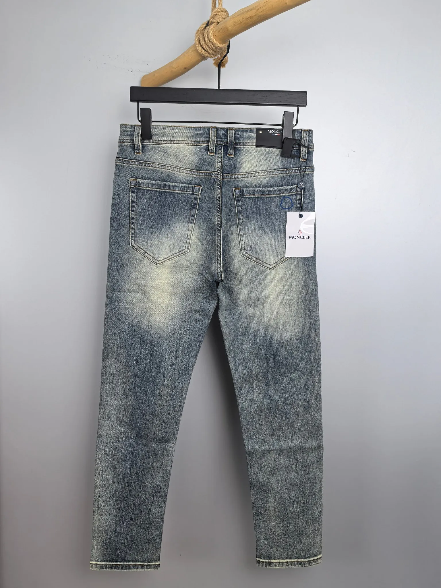P440 MONCLER Men's fashionable and trendy large hem jeans, perfect for official album and poster wear!  High-grade imported denim raw-color fabrics are supplied to customers. We specially select pure 13oz denim fabrics from Okayama, Japan. They are washed with heavy-duty environmentally friendly plant enzymes. The texture has a light retro color and is quite beautiful, which is very suitable for the autumn and winter colors. After washing, the fabric is soft and delicate, but has a strong sense of bones and a slight stretch, which provides an excellent comfortable experience. There is no damage from any technical elements throughout the body, retaining the purest tannin color! The details throughout the body are perfect, exquisite and elegant. The latest leather label on the waist highlights the brand's characteristics. The hardware accessories, leather label and wiring all reflect the craftsmanship! The silhouette is perfectly tailored and has excellent butt lift and slimming effect. It can be easily matched with any top in the wardrobe. It has wide compatibility and is suitable for various daily wear. The upper body is full of shape. It is a must-have trousers for those who are obsessed with quality control and 1V! Size: 29-38 No 35 37