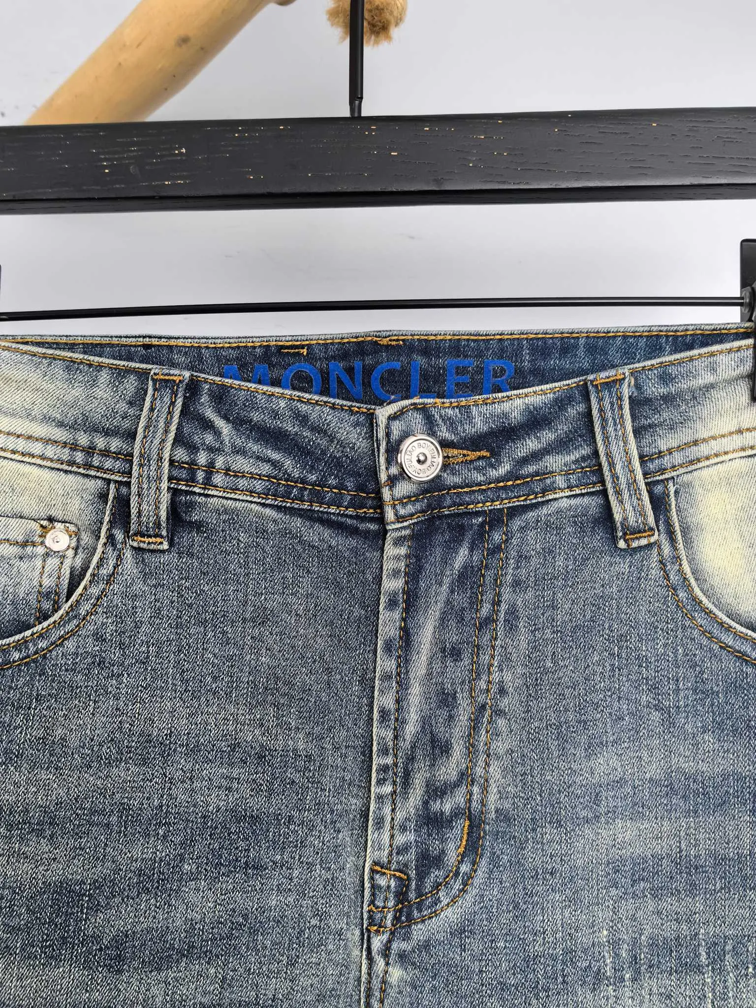 P440 MONCLER Men's fashionable and trendy large hem jeans, perfect for official album and poster wear!  High-grade imported denim raw-color fabrics are supplied to customers. We specially select pure 13oz denim fabrics from Okayama, Japan. They are washed with heavy-duty environmentally friendly plant enzymes. The texture has a light retro color and is quite beautiful, which is very suitable for the autumn and winter colors. After washing, the fabric is soft and delicate, but has a strong sense of bones and a slight stretch, which provides an excellent comfortable experience. There is no damage from any technical elements throughout the body, retaining the purest tannin color! The details throughout the body are perfect, exquisite and elegant. The latest leather label on the waist highlights the brand's characteristics. The hardware accessories, leather label and wiring all reflect the craftsmanship! The silhouette is perfectly tailored and has excellent butt lift and slimming effect. It can be easily matched with any top in the wardrobe. It has wide compatibility and is suitable for various daily wear. The upper body is full of shape. It is a must-have trousers for those who are obsessed with quality control and 1V! Size: 29-38 No 35 37