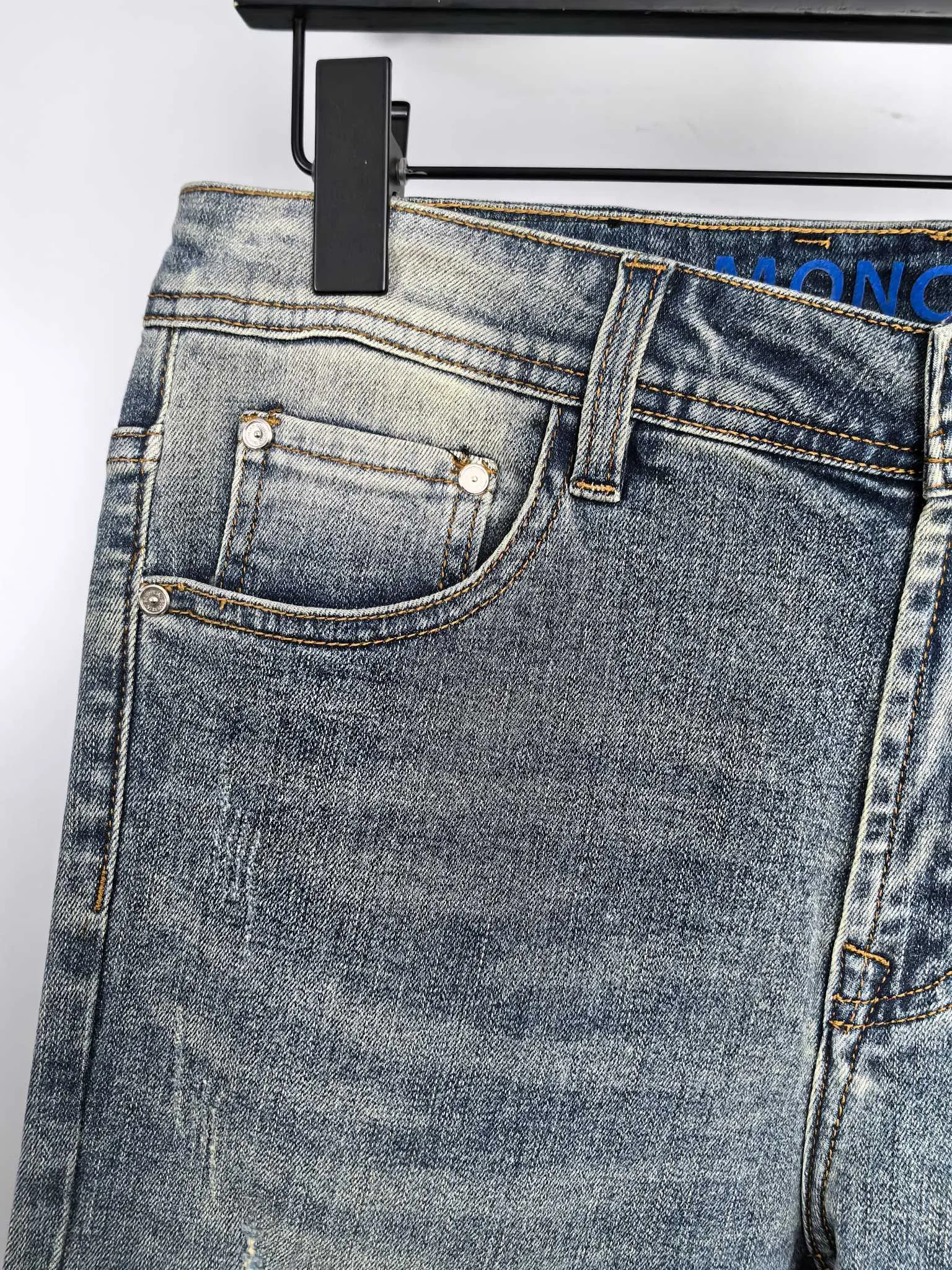 P440 MONCLER Men's fashionable and trendy large hem jeans, perfect for official album and poster wear!  High-grade imported denim raw-color fabrics are supplied to customers. We specially select pure 13oz denim fabrics from Okayama, Japan. They are washed with heavy-duty environmentally friendly plant enzymes. The texture has a light retro color and is quite beautiful, which is very suitable for the autumn and winter colors. After washing, the fabric is soft and delicate, but has a strong sense of bones and a slight stretch, which provides an excellent comfortable experience. There is no damage from any technical elements throughout the body, retaining the purest tannin color! The details throughout the body are perfect, exquisite and elegant. The latest leather label on the waist highlights the brand's characteristics. The hardware accessories, leather label and wiring all reflect the craftsmanship! The silhouette is perfectly tailored and has excellent butt lift and slimming effect. It can be easily matched with any top in the wardrobe. It has wide compatibility and is suitable for various daily wear. The upper body is full of shape. It is a must-have trousers for those who are obsessed with quality control and 1V! Size: 29-38 No 35 37