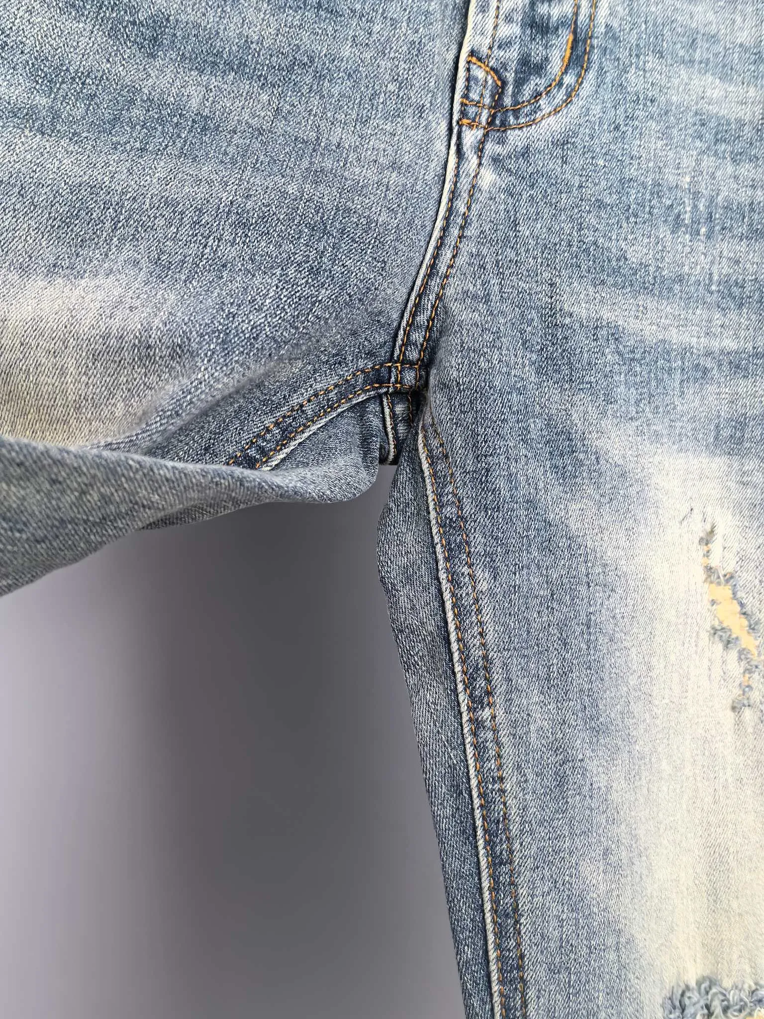 P440 MONCLER Men's fashionable and trendy large hem jeans, perfect for official album and poster wear!  High-grade imported denim raw-color fabrics are supplied to customers. We specially select pure 13oz denim fabrics from Okayama, Japan. They are washed with heavy-duty environmentally friendly plant enzymes. The texture has a light retro color and is quite beautiful, which is very suitable for the autumn and winter colors. After washing, the fabric is soft and delicate, but has a strong sense of bones and a slight stretch, which provides an excellent comfortable experience. There is no damage from any technical elements throughout the body, retaining the purest tannin color! The details throughout the body are perfect, exquisite and elegant. The latest leather label on the waist highlights the brand's characteristics. The hardware accessories, leather label and wiring all reflect the craftsmanship! The silhouette is perfectly tailored and has excellent butt lift and slimming effect. It can be easily matched with any top in the wardrobe. It has wide compatibility and is suitable for various daily wear. The upper body is full of shape. It is a must-have trousers for those who are obsessed with quality control and 1V! Size: 29-38 No 35 37