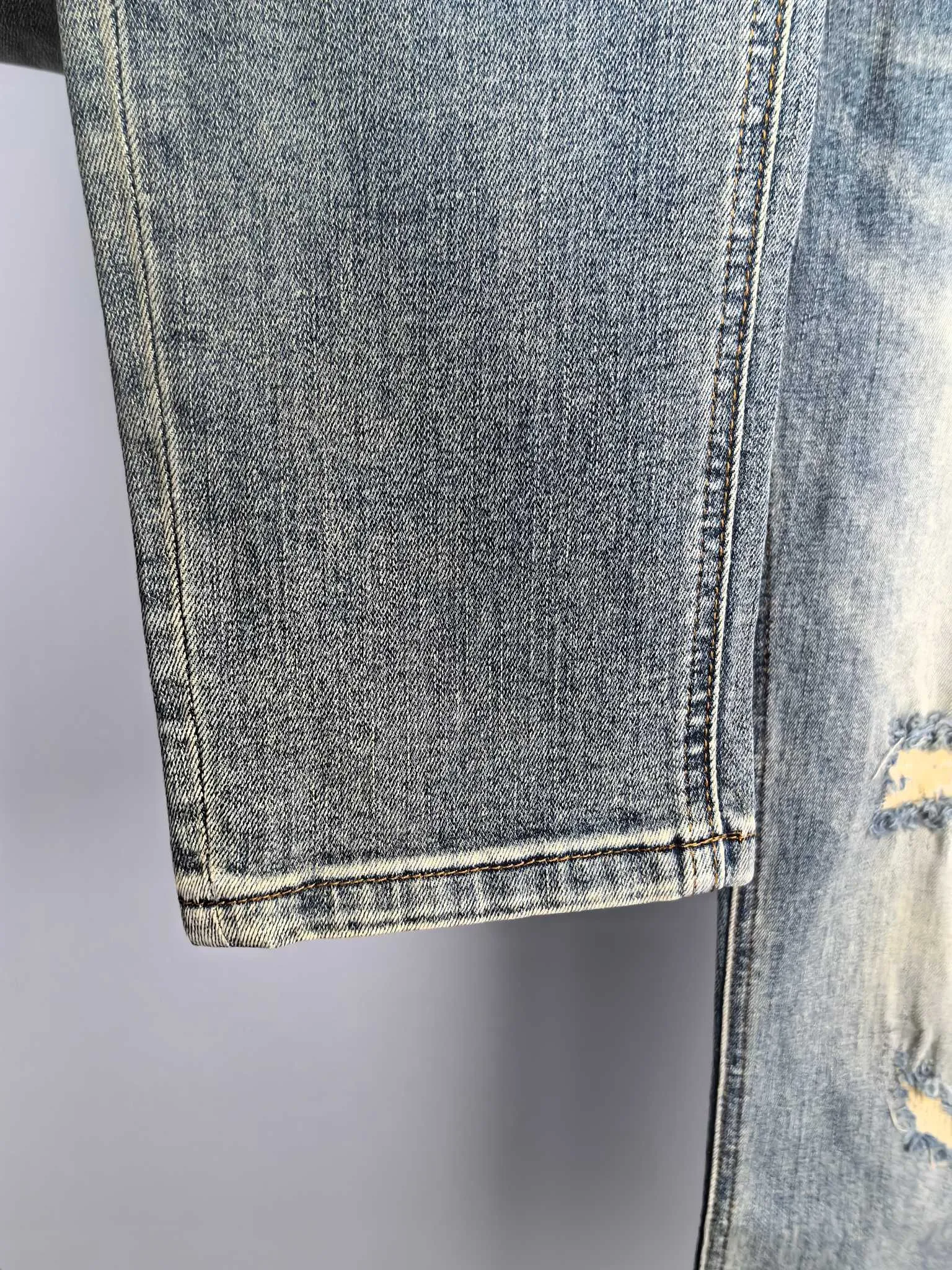 P440 MONCLER Men's fashionable and trendy large hem jeans, perfect for official album and poster wear!  High-grade imported denim raw-color fabrics are supplied to customers. We specially select pure 13oz denim fabrics from Okayama, Japan. They are washed with heavy-duty environmentally friendly plant enzymes. The texture has a light retro color and is quite beautiful, which is very suitable for the autumn and winter colors. After washing, the fabric is soft and delicate, but has a strong sense of bones and a slight stretch, which provides an excellent comfortable experience. There is no damage from any technical elements throughout the body, retaining the purest tannin color! The details throughout the body are perfect, exquisite and elegant. The latest leather label on the waist highlights the brand's characteristics. The hardware accessories, leather label and wiring all reflect the craftsmanship! The silhouette is perfectly tailored and has excellent butt lift and slimming effect. It can be easily matched with any top in the wardrobe. It has wide compatibility and is suitable for various daily wear. The upper body is full of shape. It is a must-have trousers for those who are obsessed with quality control and 1V! Size: 29-38 No 35 37