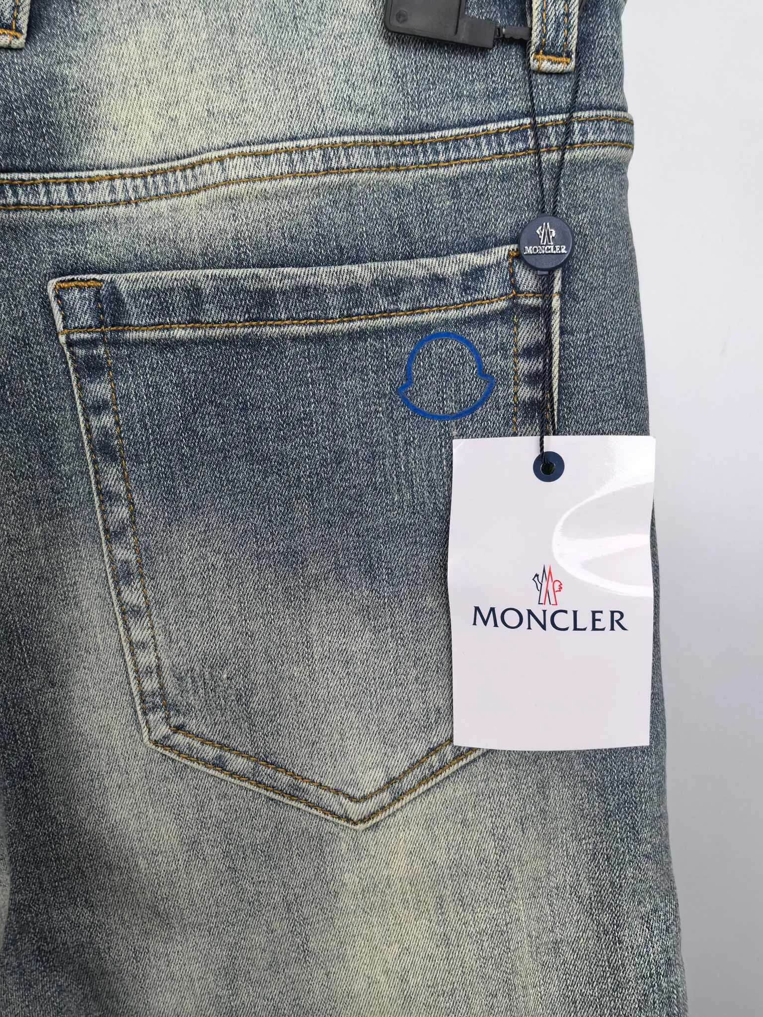 P440 MONCLER Men's fashionable and trendy large hem jeans, perfect for official album and poster wear!  High-grade imported denim raw-color fabrics are supplied to customers. We specially select pure 13oz denim fabrics from Okayama, Japan. They are washed with heavy-duty environmentally friendly plant enzymes. The texture has a light retro color and is quite beautiful, which is very suitable for the autumn and winter colors. After washing, the fabric is soft and delicate, but has a strong sense of bones and a slight stretch, which provides an excellent comfortable experience. There is no damage from any technical elements throughout the body, retaining the purest tannin color! The details throughout the body are perfect, exquisite and elegant. The latest leather label on the waist highlights the brand's characteristics. The hardware accessories, leather label and wiring all reflect the craftsmanship! The silhouette is perfectly tailored and has excellent butt lift and slimming effect. It can be easily matched with any top in the wardrobe. It has wide compatibility and is suitable for various daily wear. The upper body is full of shape. It is a must-have trousers for those who are obsessed with quality control and 1V! Size: 29-38 No 35 37