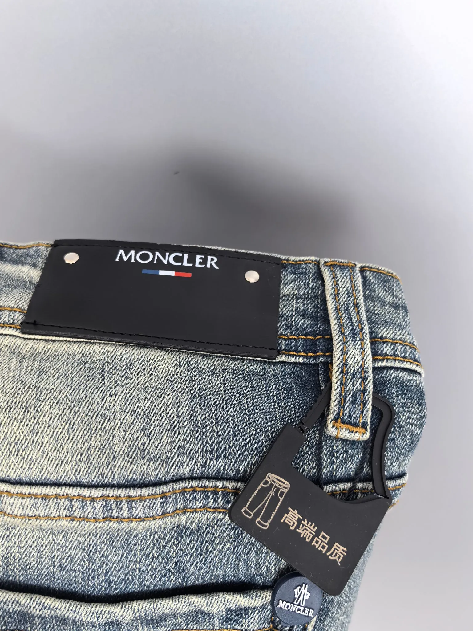 P440 MONCLER Men's fashionable and trendy large hem jeans, perfect for official album and poster wear!  High-grade imported denim raw-color fabrics are supplied to customers. We specially select pure 13oz denim fabrics from Okayama, Japan. They are washed with heavy-duty environmentally friendly plant enzymes. The texture has a light retro color and is quite beautiful, which is very suitable for the autumn and winter colors. After washing, the fabric is soft and delicate, but has a strong sense of bones and a slight stretch, which provides an excellent comfortable experience. There is no damage from any technical elements throughout the body, retaining the purest tannin color! The details throughout the body are perfect, exquisite and elegant. The latest leather label on the waist highlights the brand's characteristics. The hardware accessories, leather label and wiring all reflect the craftsmanship! The silhouette is perfectly tailored and has excellent butt lift and slimming effect. It can be easily matched with any top in the wardrobe. It has wide compatibility and is suitable for various daily wear. The upper body is full of shape. It is a must-have trousers for those who are obsessed with quality control and 1V! Size: 29-38 No 35 37