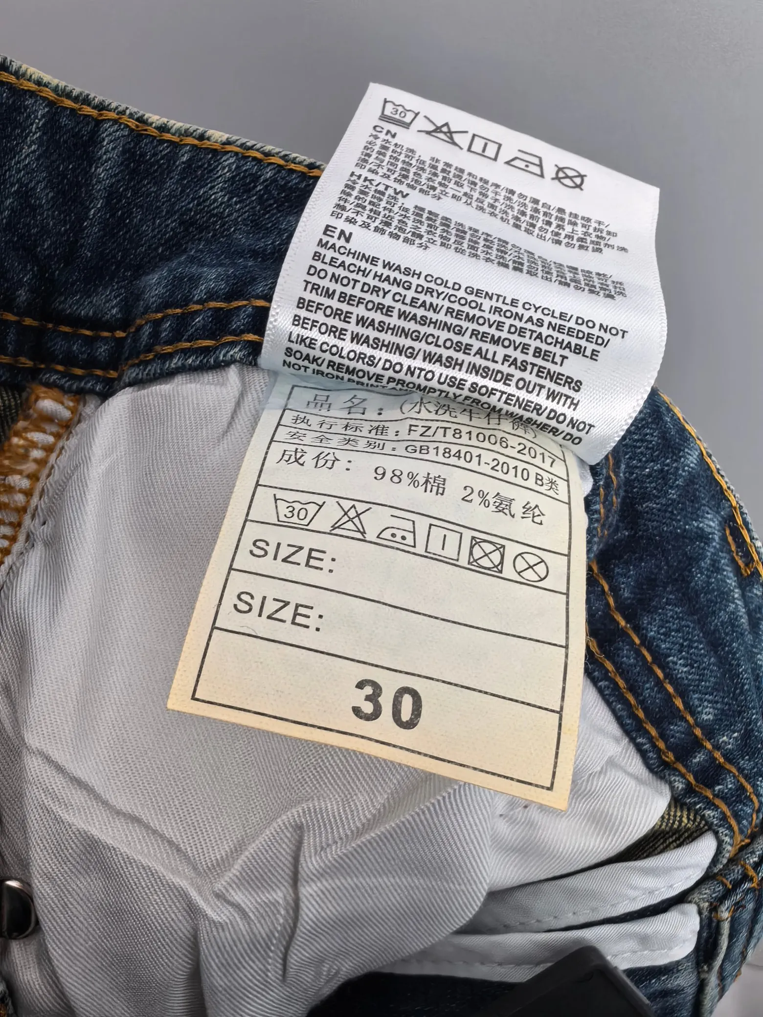 P440 MONCLER Men's fashionable and trendy large hem jeans, perfect for official album and poster wear!  High-grade imported denim raw-color fabrics are supplied to customers. We specially select pure 13oz denim fabrics from Okayama, Japan. They are washed with heavy-duty environmentally friendly plant enzymes. The texture has a light retro color and is quite beautiful, which is very suitable for the autumn and winter colors. After washing, the fabric is soft and delicate, but has a strong sense of bones and a slight stretch, which provides an excellent comfortable experience. There is no damage from any technical elements throughout the body, retaining the purest tannin color! The details throughout the body are perfect, exquisite and elegant. The latest leather label on the waist highlights the brand's characteristics. The hardware accessories, leather label and wiring all reflect the craftsmanship! The silhouette is perfectly tailored and has excellent butt lift and slimming effect. It can be easily matched with any top in the wardrobe. It has wide compatibility and is suitable for various daily wear. The upper body is full of shape. It is a must-have trousers for those who are obsessed with quality control and 1V! Size: 29-38 No 35 37