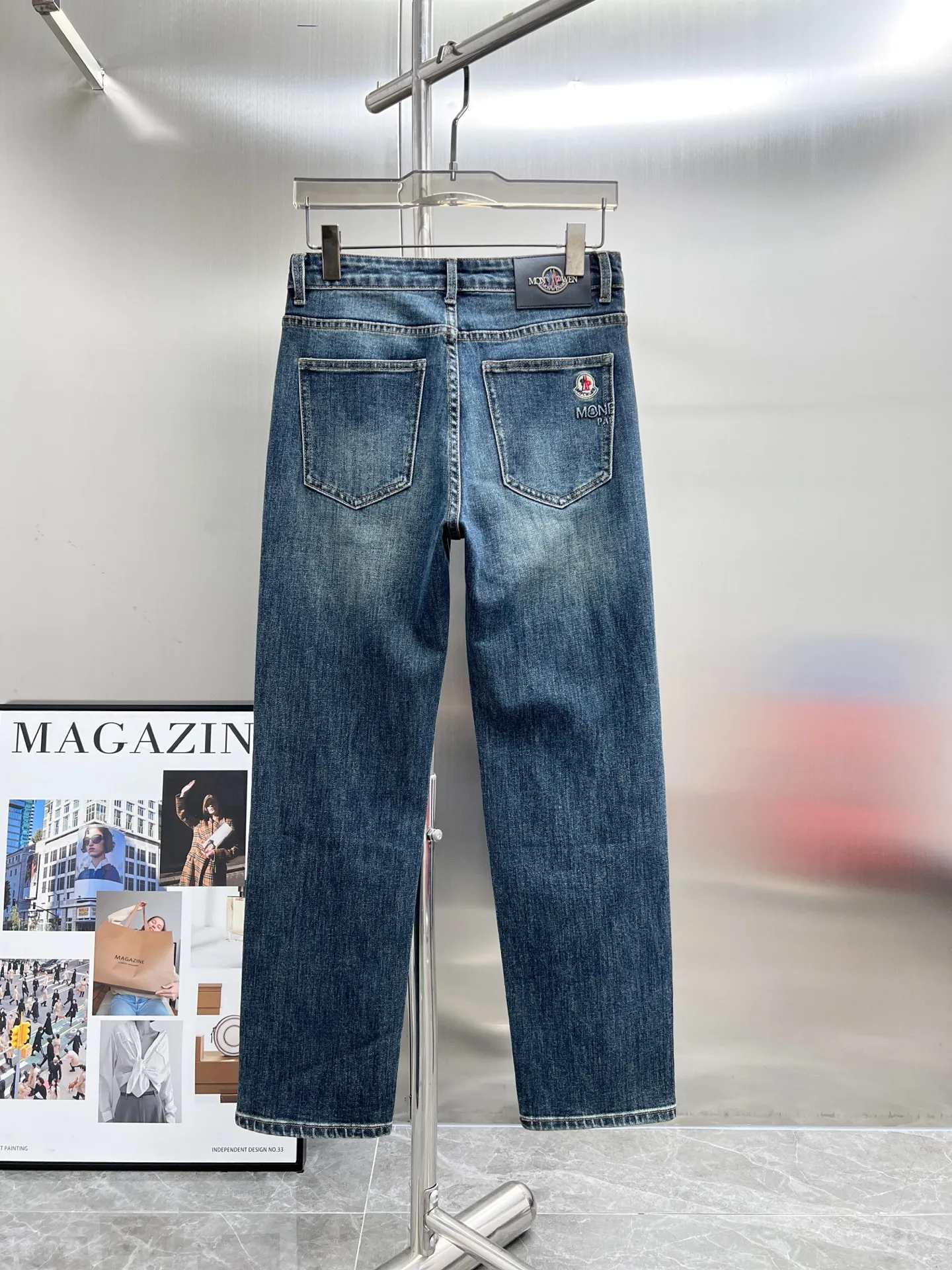 P320 Moncler (straight-leg pants) 🌟The new first-time counter foreign trade order popular jeans are super customized, original hardware, super heavy craftsmanship, awesome shape and impeccable details! The style is not picky, the feel is soft and elastic, especially high-end. Highly recommended 🐒🐒Size: 28-36🈚️35