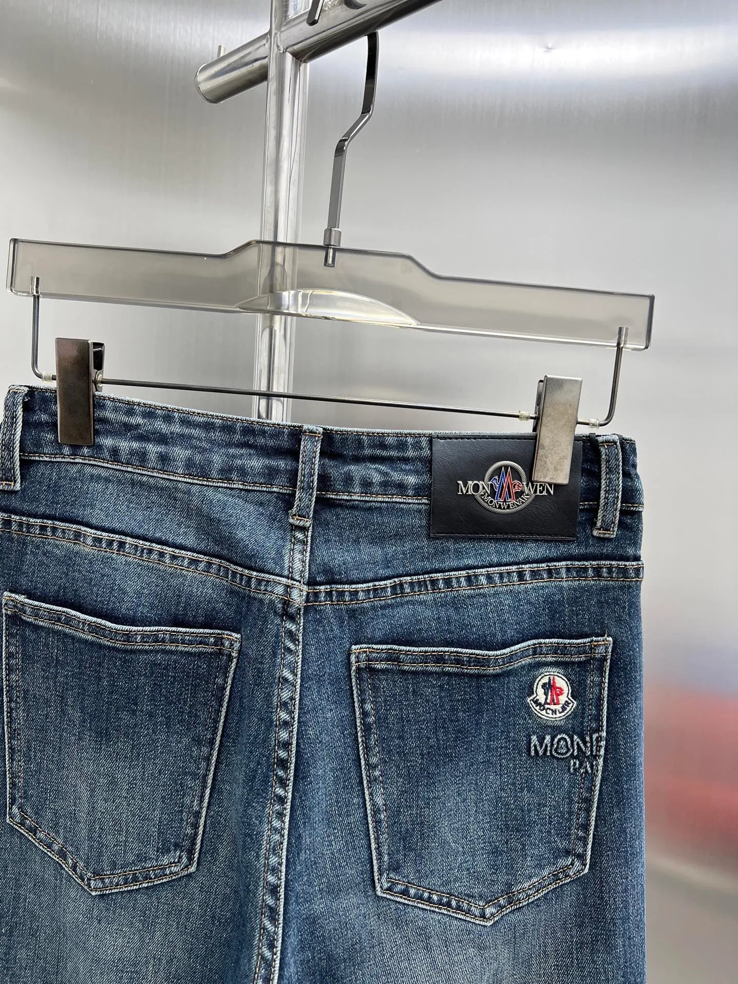 P320 Moncler (straight-leg pants) 🌟The new first-time counter foreign trade order popular jeans are super customized, original hardware, super heavy craftsmanship, awesome shape and impeccable details! The style is not picky, the feel is soft and elastic, especially high-end. Highly recommended 🐒🐒Size: 28-36🈚️35