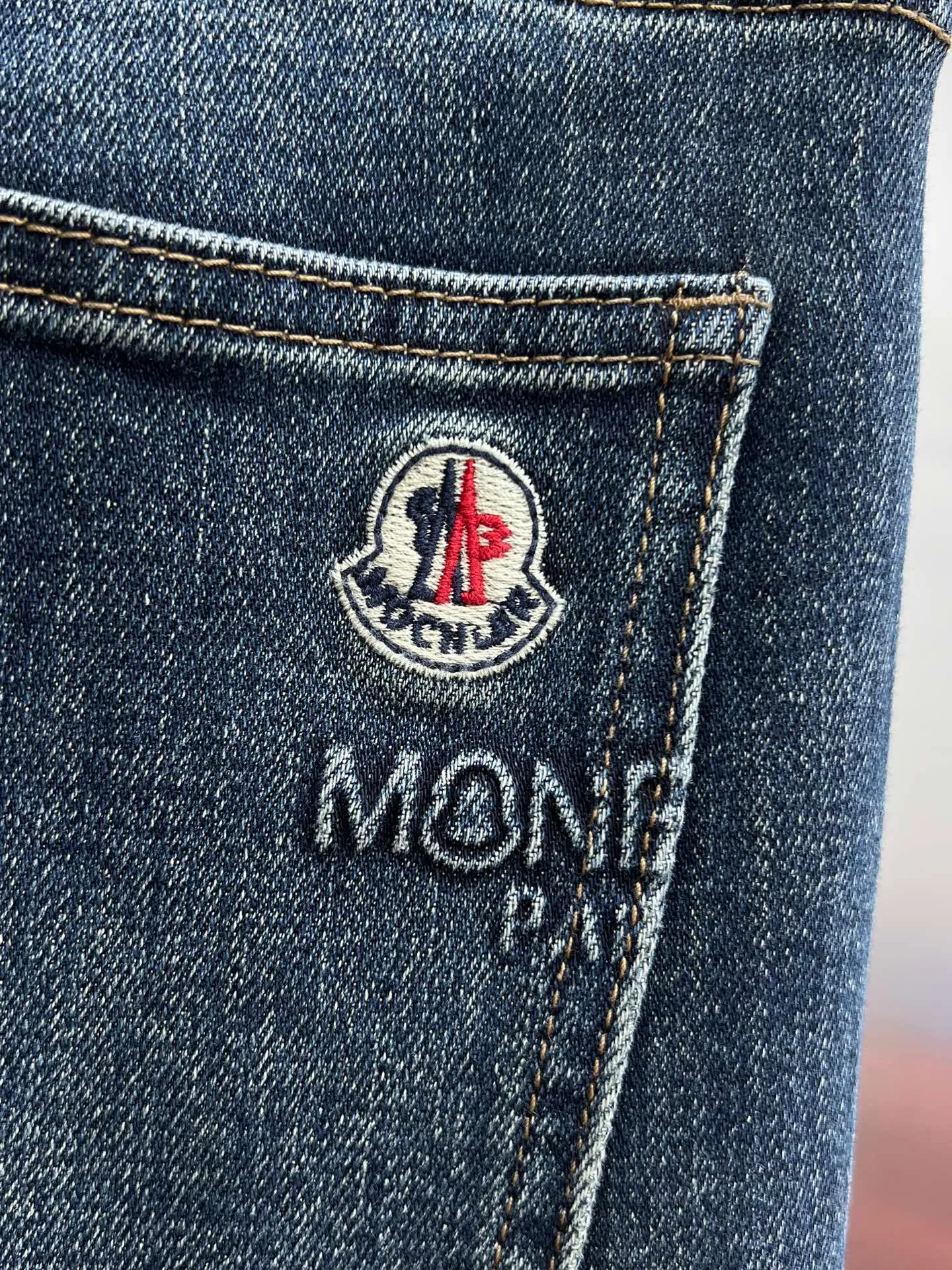 P320 Moncler (straight-leg pants) 🌟The new first-time counter foreign trade order popular jeans are super customized, original hardware, super heavy craftsmanship, awesome shape and impeccable details! The style is not picky, the feel is soft and elastic, especially high-end. Highly recommended 🐒🐒Size: 28-36🈚️35