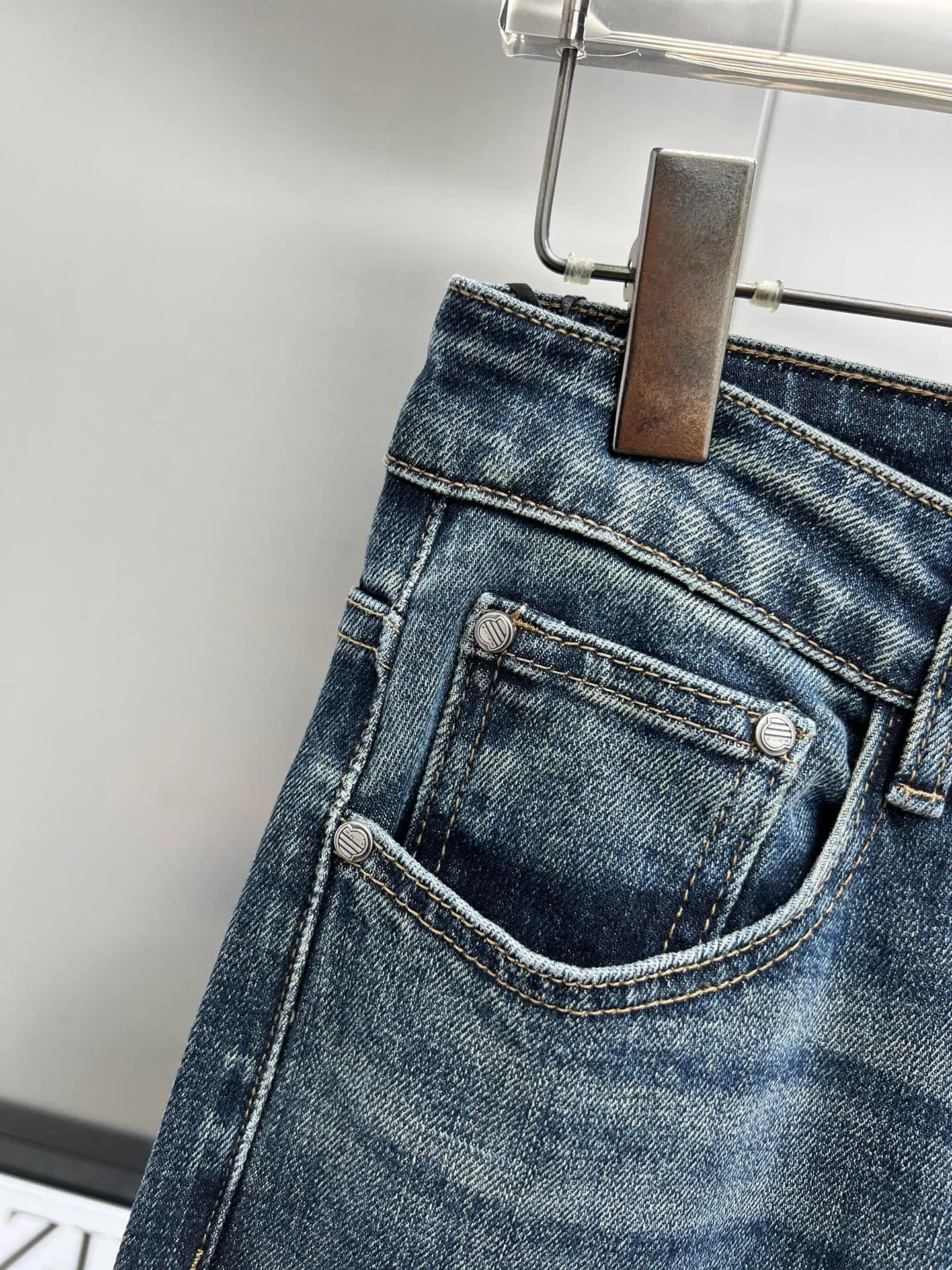 P320 Moncler (straight-leg pants) 🌟The new first-time counter foreign trade order popular jeans are super customized, original hardware, super heavy craftsmanship, awesome shape and impeccable details! The style is not picky, the feel is soft and elastic, especially high-end. Highly recommended 🐒🐒Size: 28-36🈚️35
