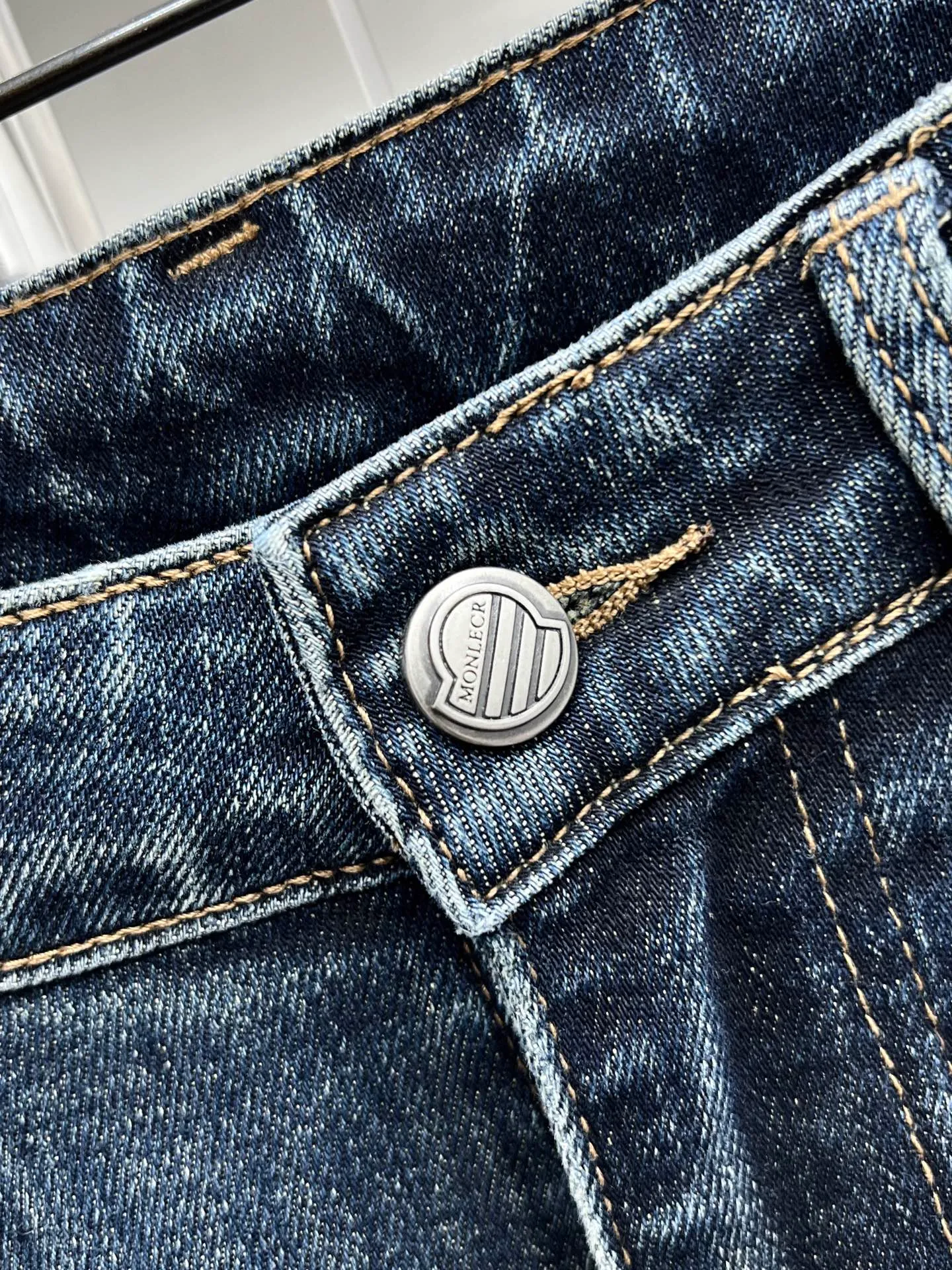 P320 Moncler (straight-leg pants) 🌟The new first-time counter foreign trade order popular jeans are super customized, original hardware, super heavy craftsmanship, awesome shape and impeccable details! The style is not picky, the feel is soft and elastic, especially high-end. Highly recommended 🐒🐒Size: 28-36🈚️35