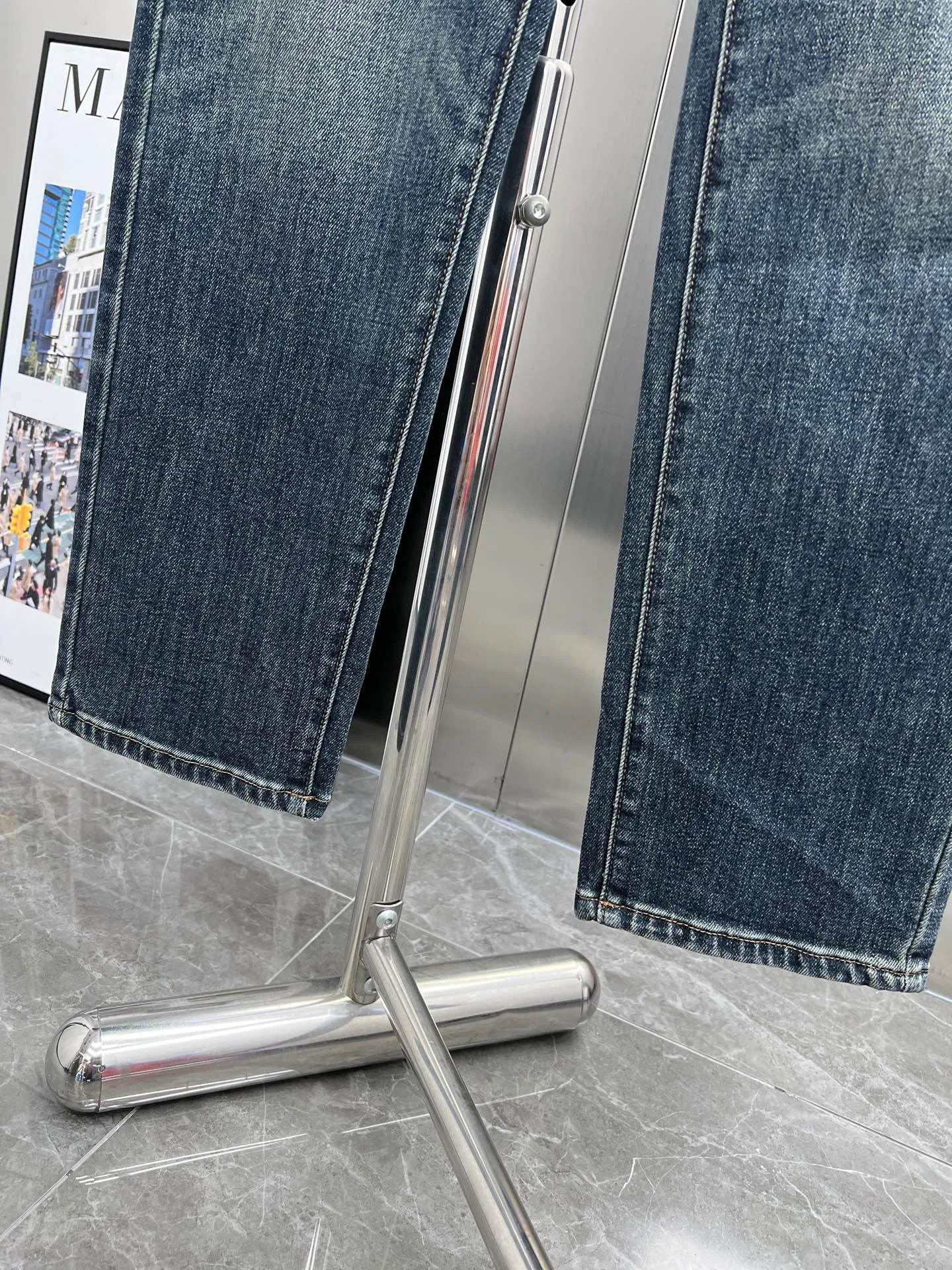 P320 Moncler (straight-leg pants) 🌟The new first-time counter foreign trade order popular jeans are super customized, original hardware, super heavy craftsmanship, awesome shape and impeccable details! The style is not picky, the feel is soft and elastic, especially high-end. Highly recommended 🐒🐒Size: 28-36🈚️35