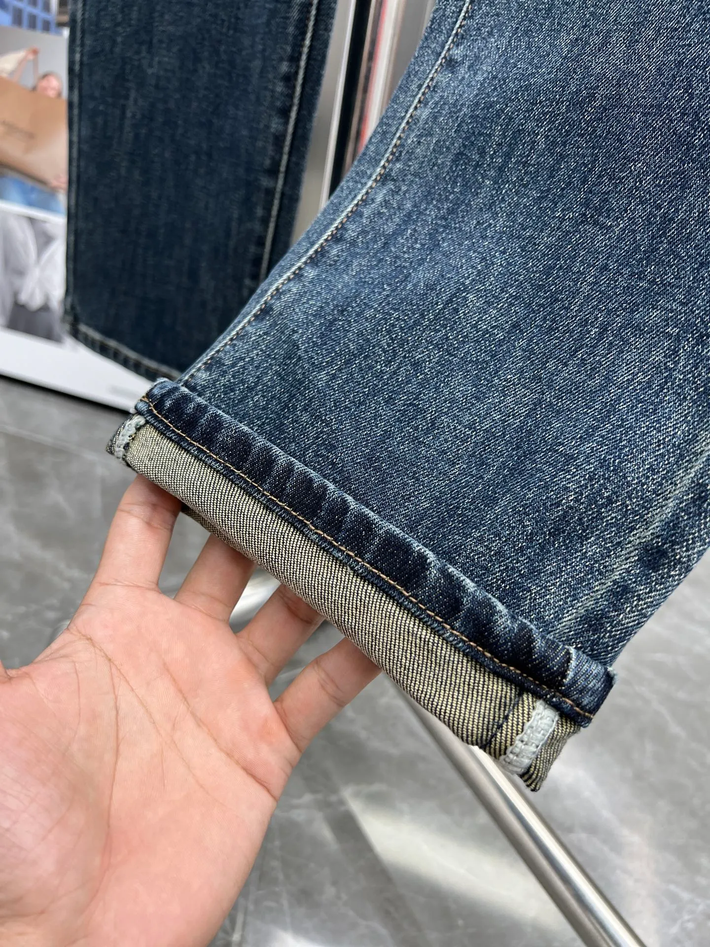 P320 Moncler (straight-leg pants) 🌟The new first-time counter foreign trade order popular jeans are super customized, original hardware, super heavy craftsmanship, awesome shape and impeccable details! The style is not picky, the feel is soft and elastic, especially high-end. Highly recommended 🐒🐒Size: 28-36🈚️35