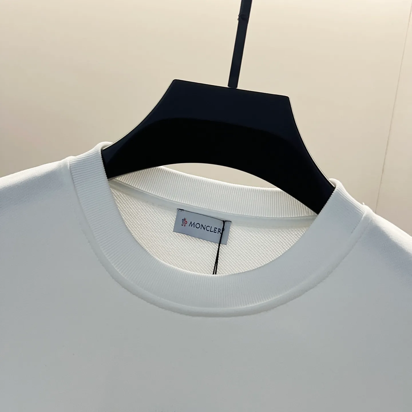 P220 MONCLER/Mask 420g pure cotton round neck sweatshirt Iconic brand letter LOGO ghost printing arm patch technology Official synchronization High version High quality Fashion personality Versatile trend Pure original quality Original fabric Hang tag Collar label Washed wheat Complete three labels Color: Black. White. Khaki. Size: XS-L