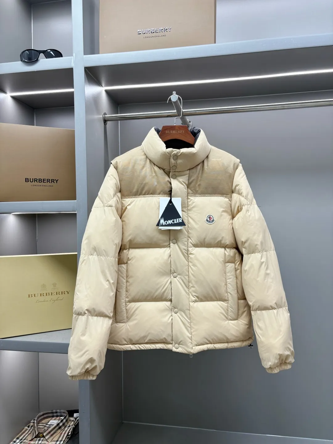 P1240 Moncler's new double-sided down jacket Verone series Double-sided down jacket·Detachable sleeves can be used as a vest·One can be worn as four pieces at the same price/performance ratio 2025 autumn and winter new style🆕Original 1:1 customization) Hardware accessories are all imported and original customization Welcome to compare at the counter Absolutely high quality Made of top-grade 95 white goose down Super soft Filled with fluffy and full feathers Super heavy-duty Fabric workmanship 👍Perfect version Note⚠The fabric is super comfortable. Exclusive model. Not commercially available. Same style for men and women. Size: M-XXXL. Color: apricot black.