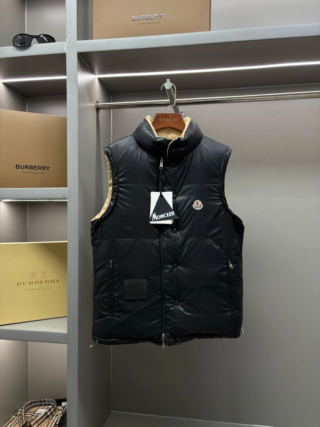 P1240 Moncler's new double-sided down jacket Verone series Double-sided down jacket·Detachable sleeves can be used as a vest·One can be worn as four pieces at the same price/performance ratio 2025 autumn and winter new style🆕Original 1:1 customization) Hardware accessories are all imported and original customization Welcome to compare at the counter Absolutely high quality Made of top-grade 95 white goose down Super soft Filled with fluffy and full feathers Super heavy-duty Fabric workmanship 👍Perfect version Note⚠The fabric is super comfortable. Exclusive model. Not commercially available. Same style for men and women. Size: M-XXXL. Color: apricot black.
