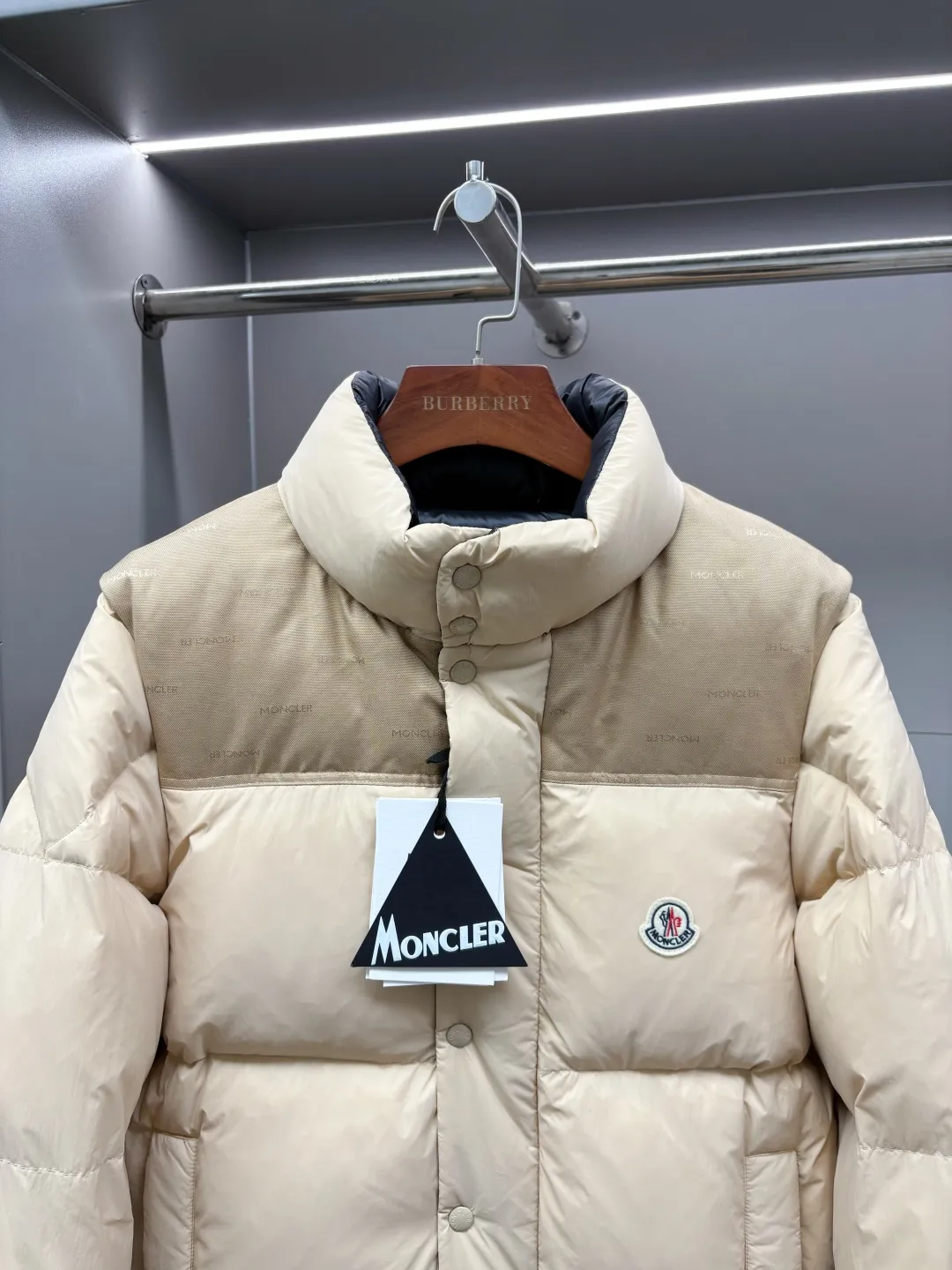 P1240 Moncler's new double-sided down jacket Verone series Double-sided down jacket·Detachable sleeves can be used as a vest·One can be worn as four pieces at the same price/performance ratio 2025 autumn and winter new style🆕Original 1:1 customization) Hardware accessories are all imported and original customization Welcome to compare at the counter Absolutely high quality Made of top-grade 95 white goose down Super soft Filled with fluffy and full feathers Super heavy-duty Fabric workmanship 👍Perfect version Note⚠The fabric is super comfortable. Exclusive model. Not commercially available. Same style for men and women. Size: M-XXXL. Color: apricot black.