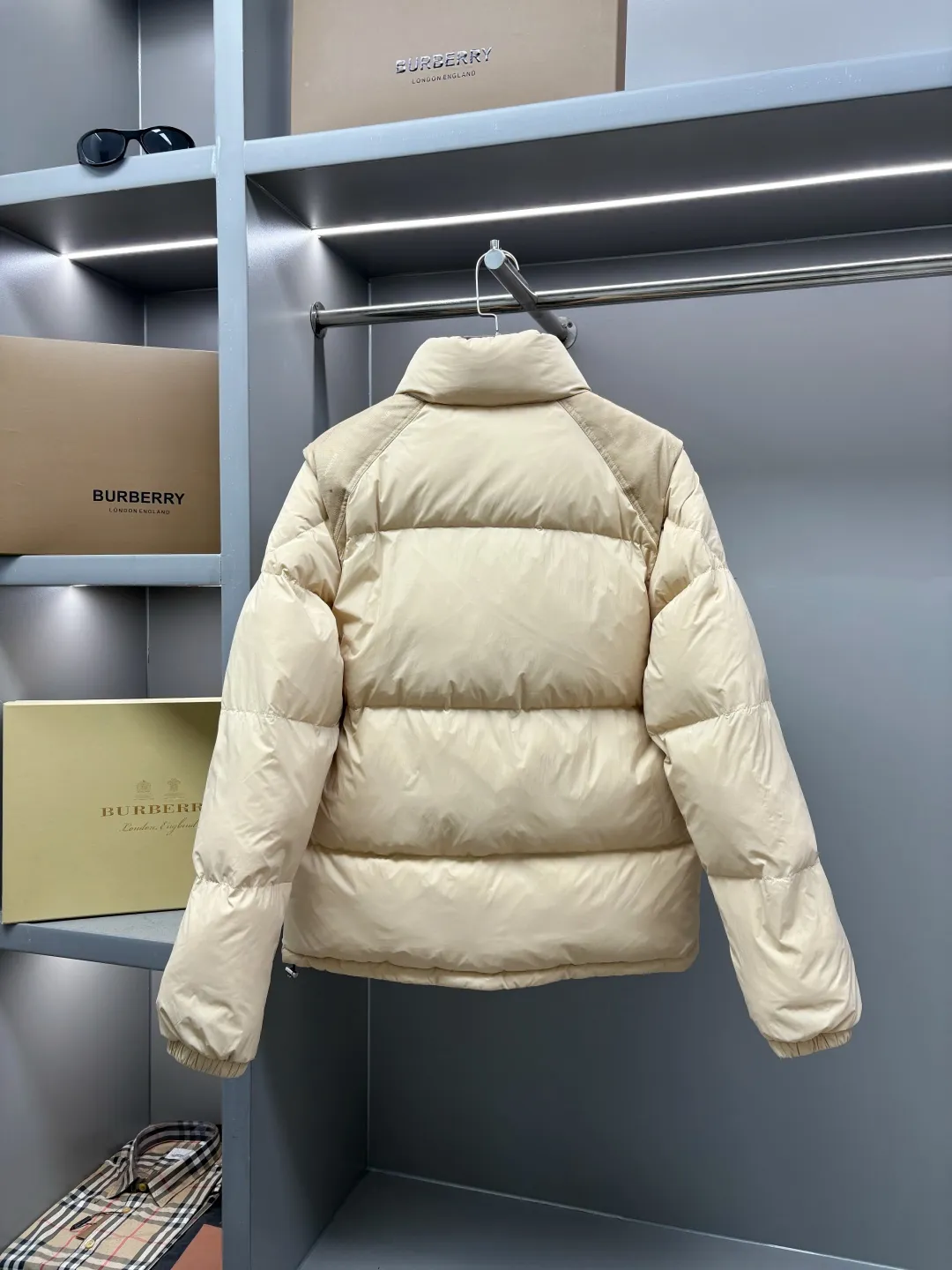 P1240 Moncler's new double-sided down jacket Verone series Double-sided down jacket·Detachable sleeves can be used as a vest·One can be worn as four pieces at the same price/performance ratio 2025 autumn and winter new style🆕Original 1:1 customization) Hardware accessories are all imported and original customization Welcome to compare at the counter Absolutely high quality Made of top-grade 95 white goose down Super soft Filled with fluffy and full feathers Super heavy-duty Fabric workmanship 👍Perfect version Note⚠The fabric is super comfortable. Exclusive model. Not commercially available. Same style for men and women. Size: M-XXXL. Color: apricot black.