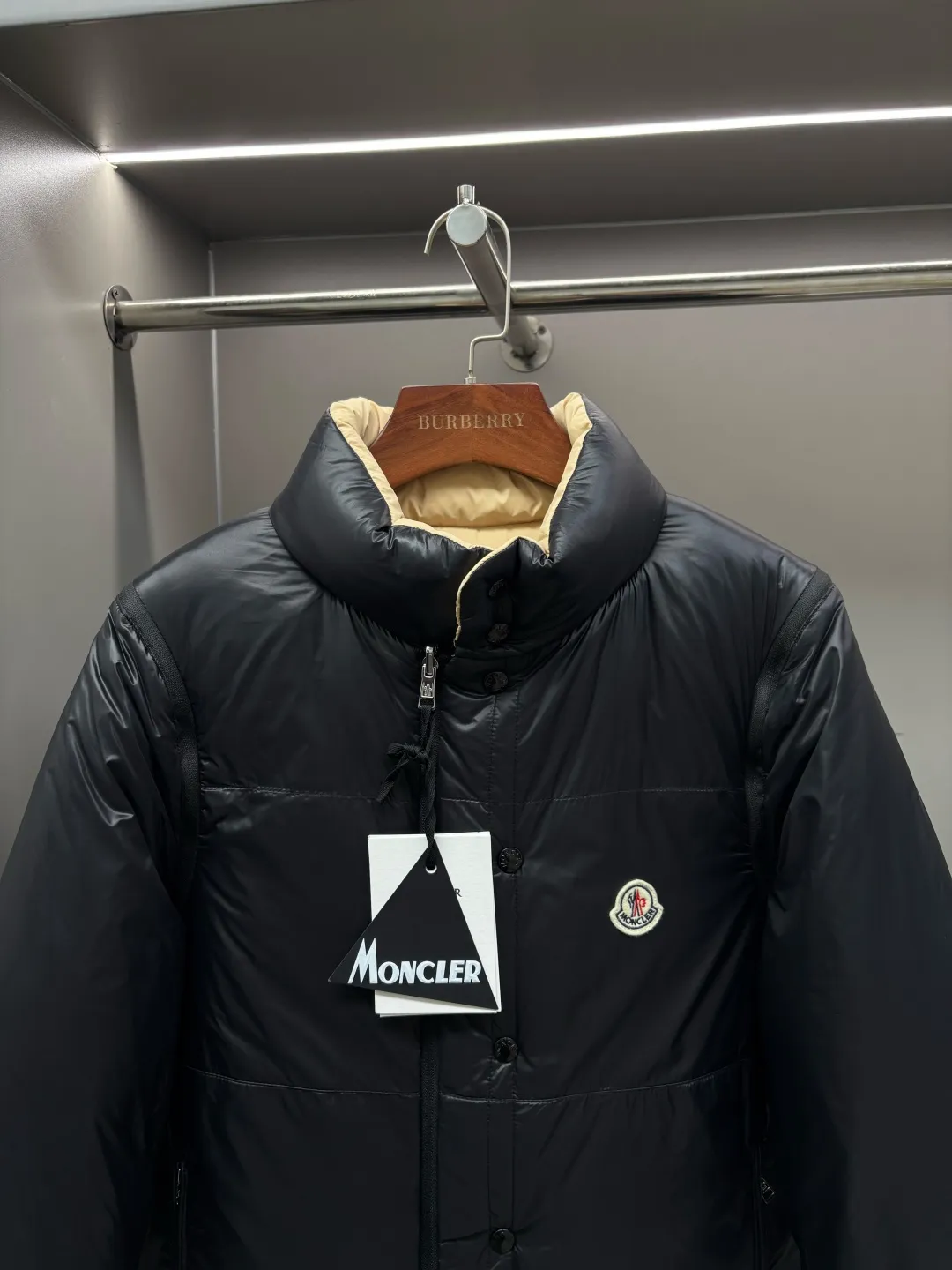 P1240 Moncler's new double-sided down jacket Verone series Double-sided down jacket·Detachable sleeves can be used as a vest·One can be worn as four pieces at the same price/performance ratio 2025 autumn and winter new style🆕Original 1:1 customization) Hardware accessories are all imported and original customization Welcome to compare at the counter Absolutely high quality Made of top-grade 95 white goose down Super soft Filled with fluffy and full feathers Super heavy-duty Fabric workmanship 👍Perfect version Note⚠The fabric is super comfortable. Exclusive model. Not commercially available. Same style for men and women. Size: M-XXXL. Color: apricot black.