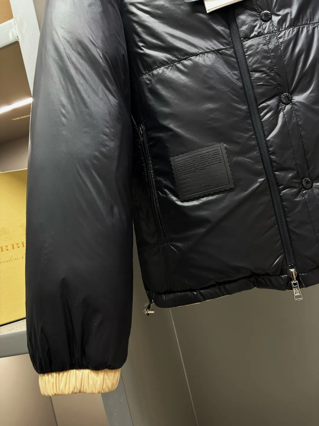 P1240 Moncler's new double-sided down jacket Verone series Double-sided down jacket·Detachable sleeves can be used as a vest·One can be worn as four pieces at the same price/performance ratio 2025 autumn and winter new style🆕Original 1:1 customization) Hardware accessories are all imported and original customization Welcome to compare at the counter Absolutely high quality Made of top-grade 95 white goose down Super soft Filled with fluffy and full feathers Super heavy-duty Fabric workmanship 👍Perfect version Note⚠The fabric is super comfortable. Exclusive model. Not commercially available. Same style for men and women. Size: M-XXXL. Color: apricot black.