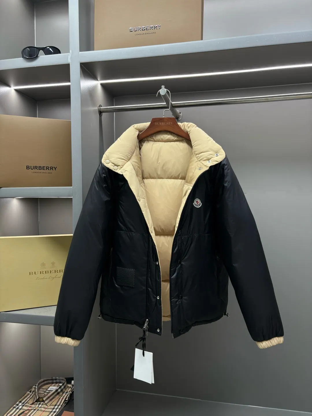 P1240 Moncler's new double-sided down jacket Verone series Double-sided down jacket·Detachable sleeves can be used as a vest·One can be worn as four pieces at the same price/performance ratio 2025 autumn and winter new style🆕Original 1:1 customization) Hardware accessories are all imported and original customization Welcome to compare at the counter Absolutely high quality Made of top-grade 95 white goose down Super soft Filled with fluffy and full feathers Super heavy-duty Fabric workmanship 👍Perfect version Note⚠The fabric is super comfortable. Exclusive model. Not commercially available. Same style for men and women. Size: M-XXXL. Color: apricot black.