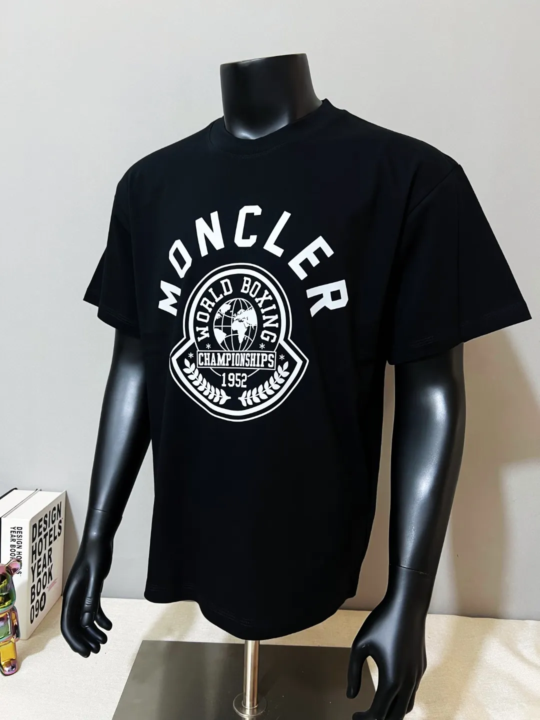 P140 MONCLER is new, 26ss spring and summer new style, officially on sale at the same time; 1952 wheat ear logo large logo printed short-sleeved T-shirt, the details match the official version, and the size of the logo is strictly controlled , standard size, details are in sync with the official version; 240g double yarn 100% cotton fabric is selected, imported woven thread, the neckline is boned to prevent deformation, washed at high temperature at the factory, the fabric is soft and breathable, does not shrink and prevent deformation, NCF washed mark identification, details are in place and the upper body is good-looking, European size version, loose and suitable, the same color as the official website: black, size XS-L (L size can wear 200 pounds)