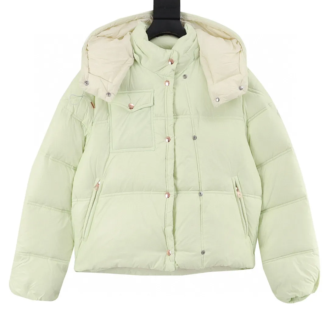 P880 Moncler muzzle women's square quilted hooded short down jacket. Premium goose down filling. Super full filling. The Erea down jacket cleverly uses shape and texture to show modern style. Short design in functional super laqué nylon with a glossy finish. This hooded insulated piece features a double-snap closure for an asymmetrical shape. The body and sleeves are quilted in varying sizes for a geometric feel. Details •Made from super laqué fabric •Nylon lining •Down filled •Removable and adjustable hood •Zip and snap closure •Zip pockets •Snap fastening at chest pocket •Drawstring hem •Style: A100# Color: Black/Cream/Light Green Sizes: 1 2 3 4