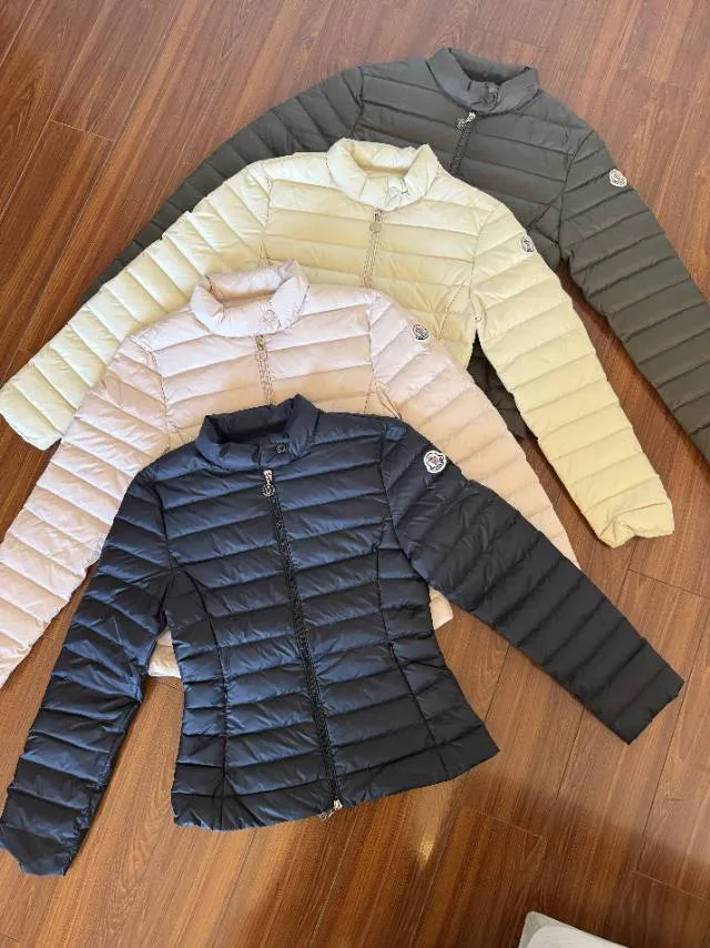 P720 MONCLER Meng Mouth 25 Years New Women's Down Jacket, Light and Light, Perfect Balance of Temperature and Style ▫️ 90% rare goose down filling｜Fearless in sub-zero temperatures, lightweight and temperature-locking ▫️ Innovative wool knitted sleeves｜Soft touch, three-dimensional silhouette is not bloated ▫️ High-end aesthetics of contrasting materials｜Matte pressed black feathers + delicate wool texture 🌟 Luxurious details • Demonstration of layering turtleneck sweaters | Lazy and high-end sense • K-gold chain finishing touch | Eye-catching and sparkling • Universal matching of trousers | One-click switch for commuting and dating "A winter shirt that can be worn for ten years" Color: Black·White·Pink Green Code Number: 0 1 2 3