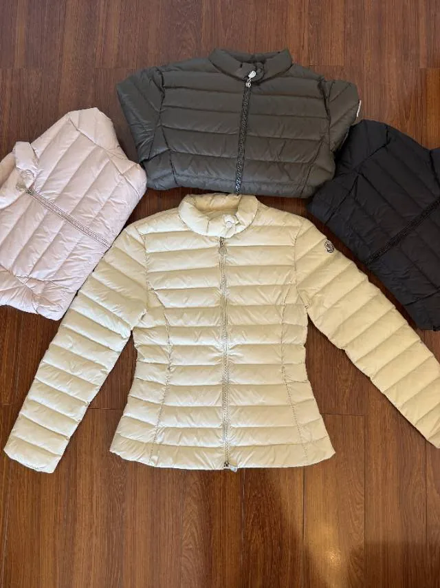 P720 MONCLER Meng Mouth 25 Years New Women's Down Jacket, Light and Light, Perfect Balance of Temperature and Style ▫️ 90% rare goose down filling｜Fearless in sub-zero temperatures, lightweight and temperature-locking ▫️ Innovative wool knitted sleeves｜Soft touch, three-dimensional silhouette is not bloated ▫️ High-end aesthetics of contrasting materials｜Matte pressed black feathers + delicate wool texture 🌟 Luxurious details • Demonstration of layering turtleneck sweaters | Lazy and high-end sense • K-gold chain finishing touch | Eye-catching and sparkling • Universal matching of trousers | One-click switch for commuting and dating "A winter shirt that can be worn for ten years" Color: Black·White·Pink Green Code Number: 0 1 2 3