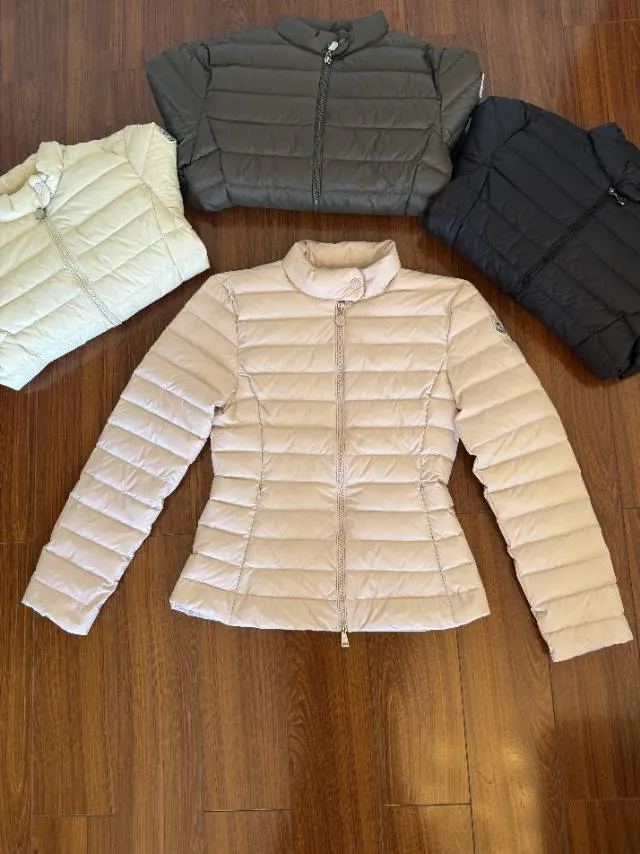 P720 MONCLER Meng Mouth 25 Years New Women's Down Jacket, Light and Light, Perfect Balance of Temperature and Style ▫️ 90% rare goose down filling｜Fearless in sub-zero temperatures, lightweight and temperature-locking ▫️ Innovative wool knitted sleeves｜Soft touch, three-dimensional silhouette is not bloated ▫️ High-end aesthetics of contrasting materials｜Matte pressed black feathers + delicate wool texture 🌟 Luxurious details • Demonstration of layering turtleneck sweaters | Lazy and high-end sense • K-gold chain finishing touch | Eye-catching and sparkling • Universal matching of trousers | One-click switch for commuting and dating "A winter shirt that can be worn for ten years" Color: Black·White·Pink Green Code Number: 0 1 2 3