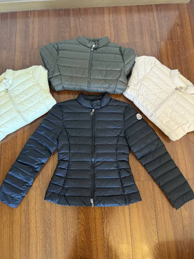 P720 MONCLER Meng Mouth 25 Years New Women's Down Jacket, Light and Light, Perfect Balance of Temperature and Style ▫️ 90% rare goose down filling｜Fearless in sub-zero temperatures, lightweight and temperature-locking ▫️ Innovative wool knitted sleeves｜Soft touch, three-dimensional silhouette is not bloated ▫️ High-end aesthetics of contrasting materials｜Matte pressed black feathers + delicate wool texture 🌟 Luxurious details • Demonstration of layering turtleneck sweaters | Lazy and high-end sense • K-gold chain finishing touch | Eye-catching and sparkling • Universal matching of trousers | One-click switch for commuting and dating "A winter shirt that can be worn for ten years" Color: Black·White·Pink Green Code Number: 0 1 2 3