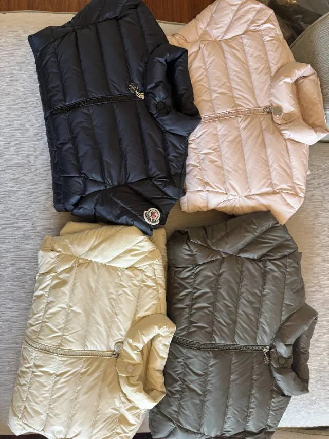 P720 MONCLER Meng Mouth 25 Years New Women's Down Jacket, Light and Light, Perfect Balance of Temperature and Style ▫️ 90% rare goose down filling｜Fearless in sub-zero temperatures, lightweight and temperature-locking ▫️ Innovative wool knitted sleeves｜Soft touch, three-dimensional silhouette is not bloated ▫️ High-end aesthetics of contrasting materials｜Matte pressed black feathers + delicate wool texture 🌟 Luxurious details • Demonstration of layering turtleneck sweaters | Lazy and high-end sense • K-gold chain finishing touch | Eye-catching and sparkling • Universal matching of trousers | One-click switch for commuting and dating "A winter shirt that can be worn for ten years" Color: Black·White·Pink Green Code Number: 0 1 2 3